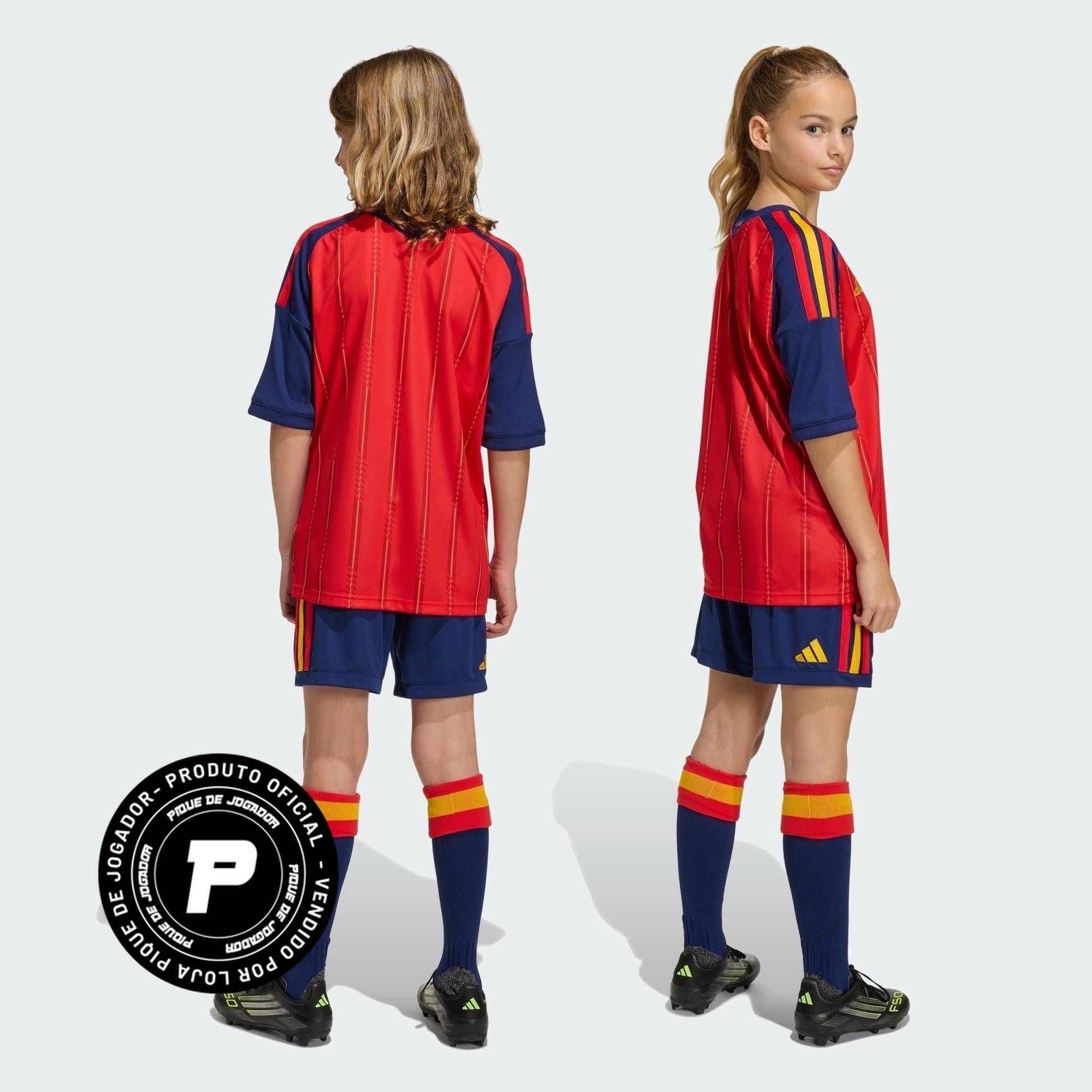 Conjunto Infantil Espanha 26/27 Home, Camisas de Futebol, PIQUE DE JOGADOR, A camisa do seu time favorito agora disponível em nossa loja! Confeccionadas com tecido de poliéster de alta qualidade e uma tecnologia respirável de ponta, nossas camisas são uma fusão perfeita de conforto, resistência e frescor duradouro. Sinta-se envolvido(a) em luxo enquanto apoia o seu time, seja nas vibrantes arquibancadas ou no calor da competição nas quadras. O design exclusivo e as cores vibrantes destacam-se, tornando esta