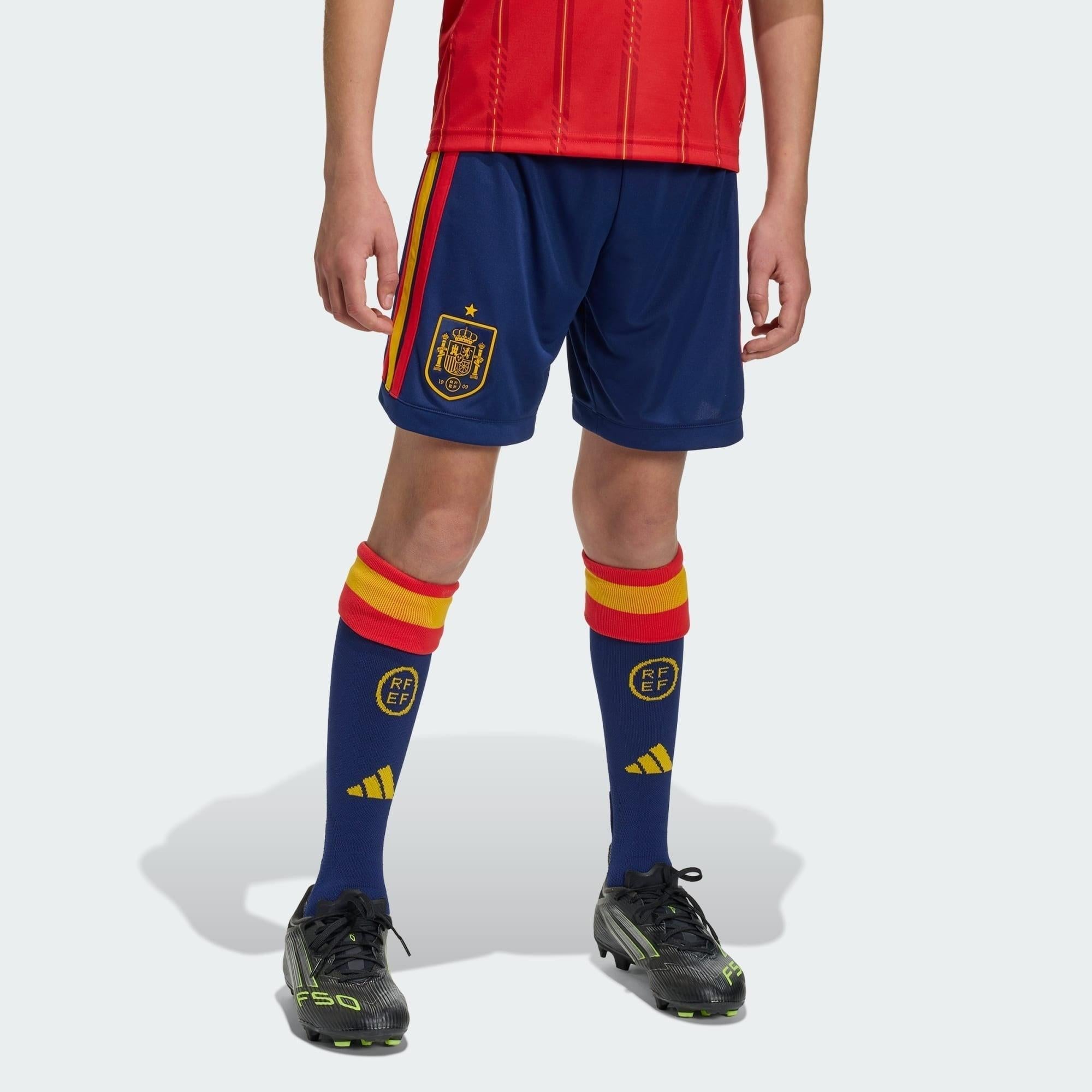 Conjunto Infantil Espanha 26/27 Home, Camisas de Futebol, PIQUE DE JOGADOR, A camisa do seu time favorito agora disponível em nossa loja! Confeccionadas com tecido de poliéster de alta qualidade e uma tecnologia respirável de ponta, nossas camisas são uma fusão perfeita de conforto, resistência e frescor duradouro. Sinta-se envolvido(a) em luxo enquanto apoia o seu time, seja nas vibrantes arquibancadas ou no calor da competição nas quadras. O design exclusivo e as cores vibrantes destacam-se, tornando esta