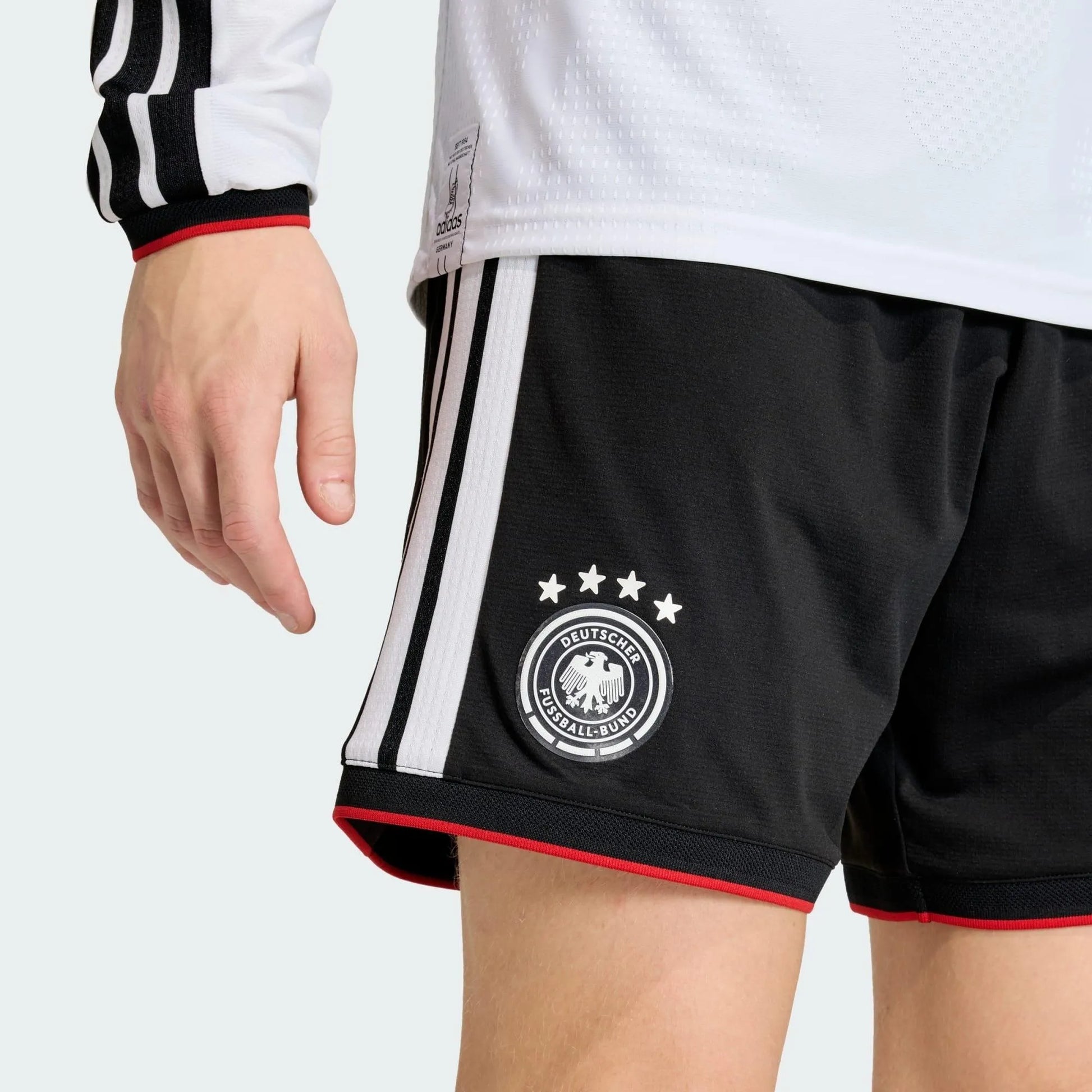 Shorts Alemanha 26/27 Home, , PIQUE DE JOGADOR, Os Mantos do Mengão agora disponíveis em nossa loja! Confeccionadas com tecido de poliéster de alta qualidade e uma tecnologia respirável de ponta, nossas camisas são uma fusão perfeita de conforto, resistência e frescor duradouro. Sinta-se envolvido(a) em luxo enquanto apoia o seu time, seja nas vibrantes arquibancadas ou no calor da competição nas quadras. O design exclusivo e as cores vibrantes destacam-se, tornando esta camisa um ícone de estilo para torce