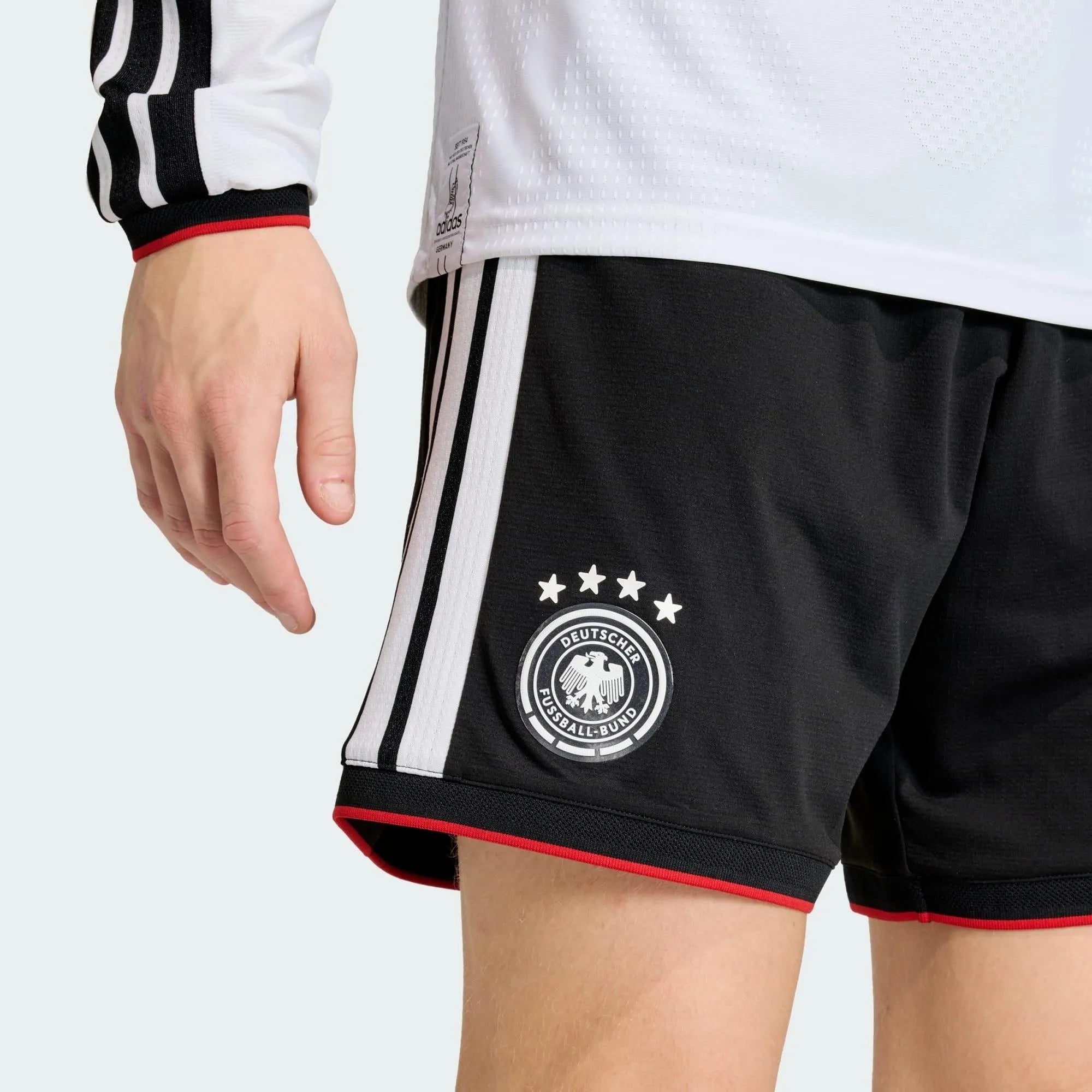 Shorts Alemanha 26/27 Home, , PIQUE DE JOGADOR, Os Mantos do Mengão agora disponíveis em nossa loja! Confeccionadas com tecido de poliéster de alta qualidade e uma tecnologia respirável de ponta, nossas camisas são uma fusão perfeita de conforto, resistência e frescor duradouro. Sinta-se envolvido(a) em luxo enquanto apoia o seu time, seja nas vibrantes arquibancadas ou no calor da competição nas quadras. O design exclusivo e as cores vibrantes destacam-se, tornando esta camisa um ícone de estilo para torce