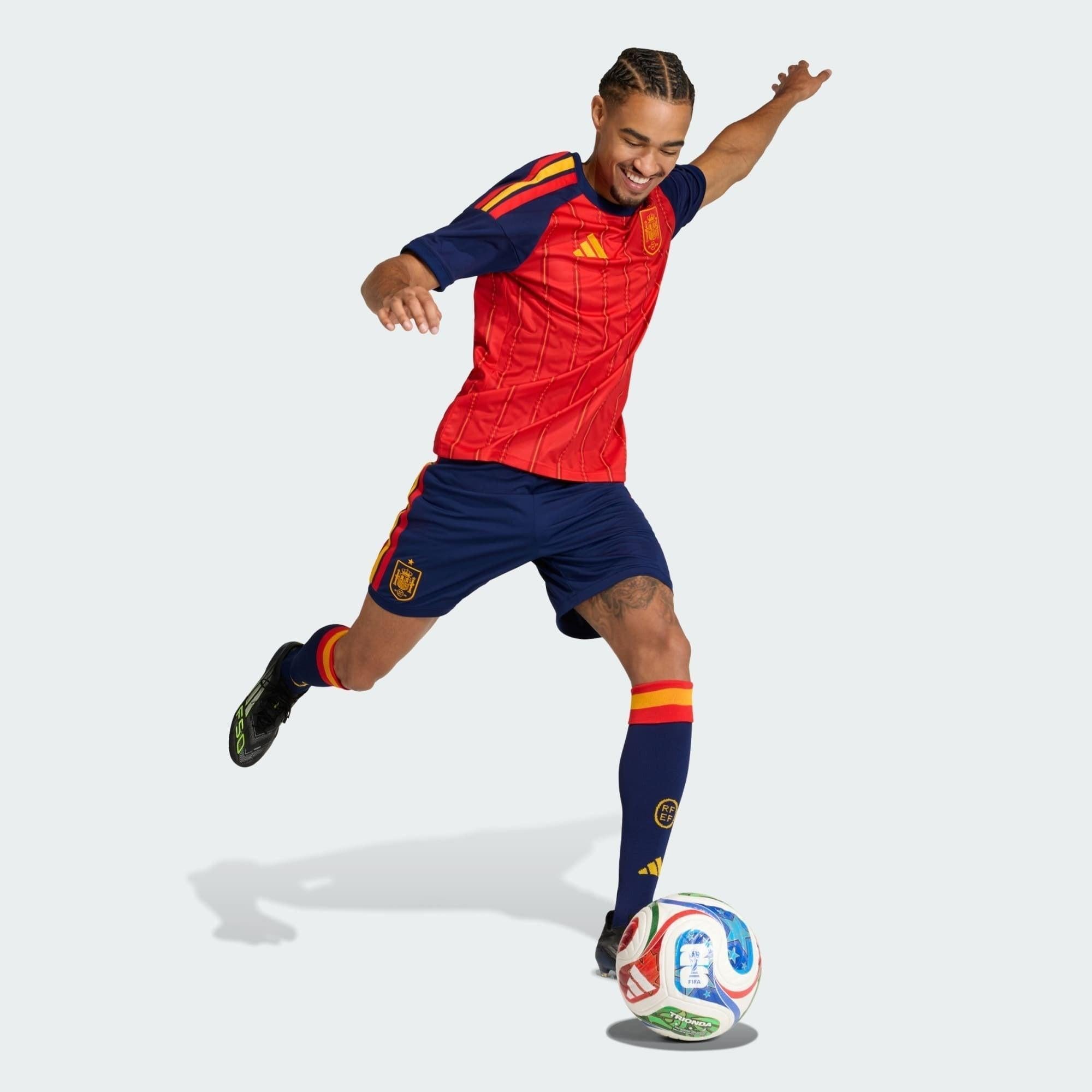 Shorts Espanha 26/27 Home, , PIQUE DE JOGADOR, Os Mantos do Mengão agora disponíveis em nossa loja! Confeccionadas com tecido de poliéster de alta qualidade e uma tecnologia respirável de ponta, nossas camisas são uma fusão perfeita de conforto, resistência e frescor duradouro. Sinta-se envolvido(a) em luxo enquanto apoia o seu time, seja nas vibrantes arquibancadas ou no calor da competição nas quadras. O design exclusivo e as cores vibrantes destacam-se, tornando esta camisa um ícone de estilo para torced