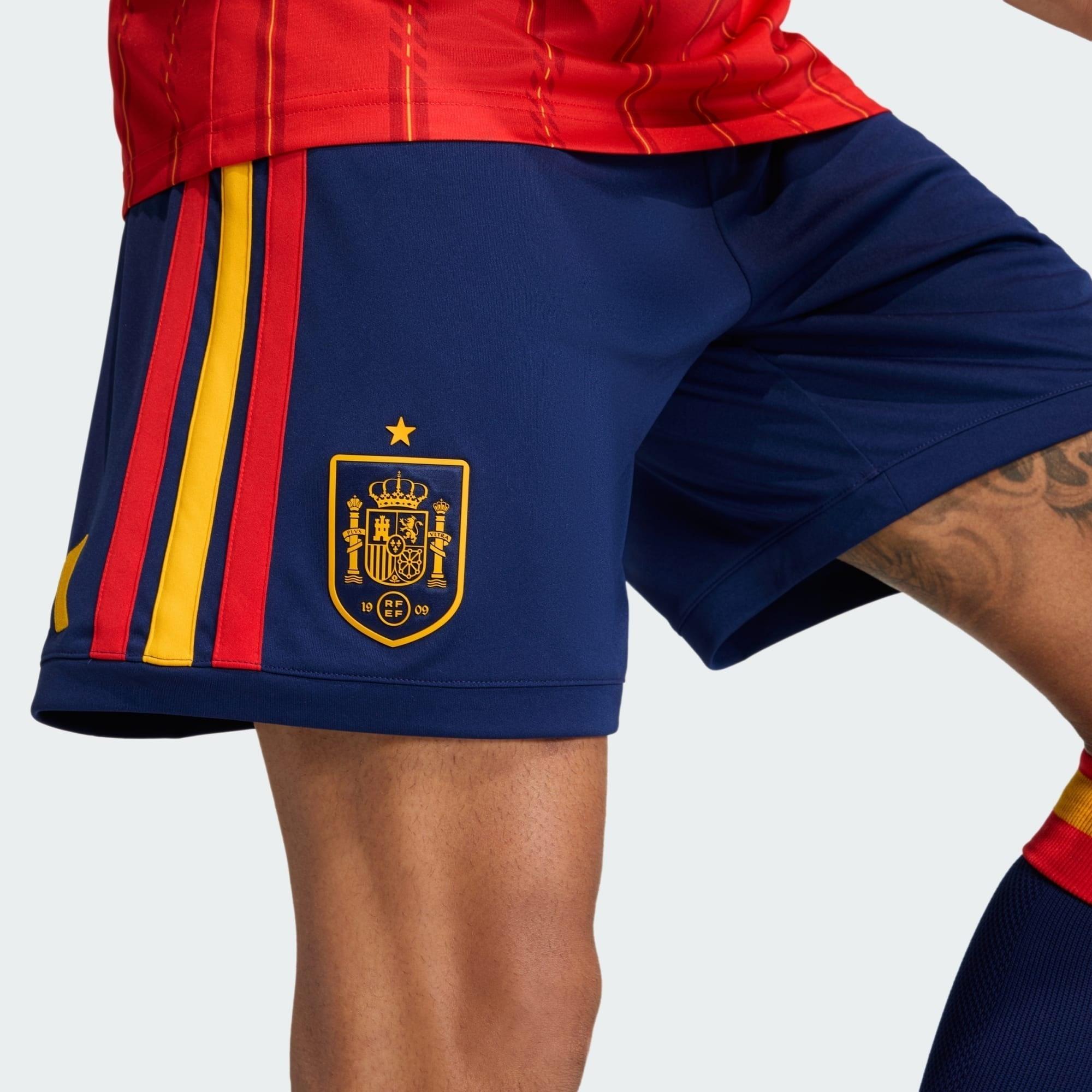 Shorts Espanha 26/27 Home, , PIQUE DE JOGADOR, Os Mantos do Mengão agora disponíveis em nossa loja! Confeccionadas com tecido de poliéster de alta qualidade e uma tecnologia respirável de ponta, nossas camisas são uma fusão perfeita de conforto, resistência e frescor duradouro. Sinta-se envolvido(a) em luxo enquanto apoia o seu time, seja nas vibrantes arquibancadas ou no calor da competição nas quadras. O design exclusivo e as cores vibrantes destacam-se, tornando esta camisa um ícone de estilo para torced
