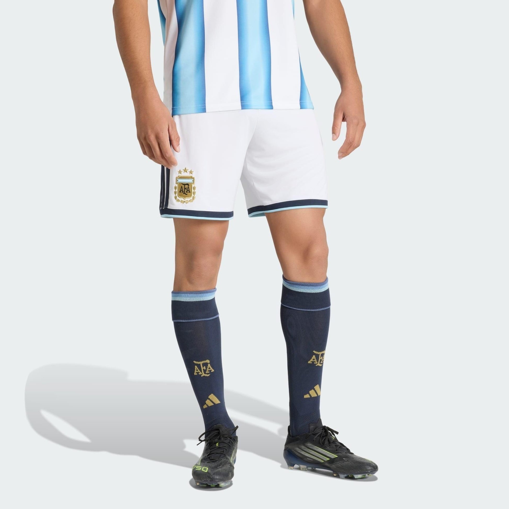 Shorts Argentina 26/27 Home, , PIQUE DE JOGADOR, Os Mantos do Mengão agora disponíveis em nossa loja! Confeccionadas com tecido de poliéster de alta qualidade e uma tecnologia respirável de ponta, nossas camisas são uma fusão perfeita de conforto, resistência e frescor duradouro. Sinta-se envolvido(a) em luxo enquanto apoia o seu time, seja nas vibrantes arquibancadas ou no calor da competição nas quadras. O design exclusivo e as cores vibrantes destacam-se, tornando esta camisa um ícone de estilo para torc