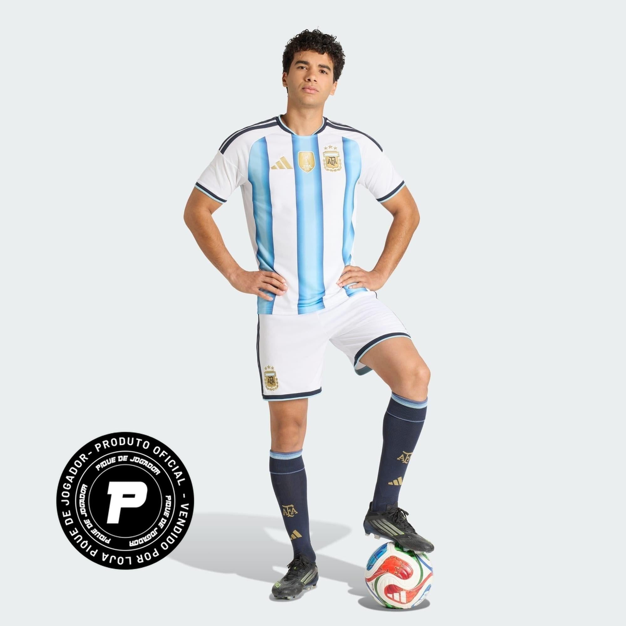 Shorts Argentina 26/27 Home, , PIQUE DE JOGADOR, Os Mantos do Mengão agora disponíveis em nossa loja! Confeccionadas com tecido de poliéster de alta qualidade e uma tecnologia respirável de ponta, nossas camisas são uma fusão perfeita de conforto, resistência e frescor duradouro. Sinta-se envolvido(a) em luxo enquanto apoia o seu time, seja nas vibrantes arquibancadas ou no calor da competição nas quadras. O design exclusivo e as cores vibrantes destacam-se, tornando esta camisa um ícone de estilo para torc