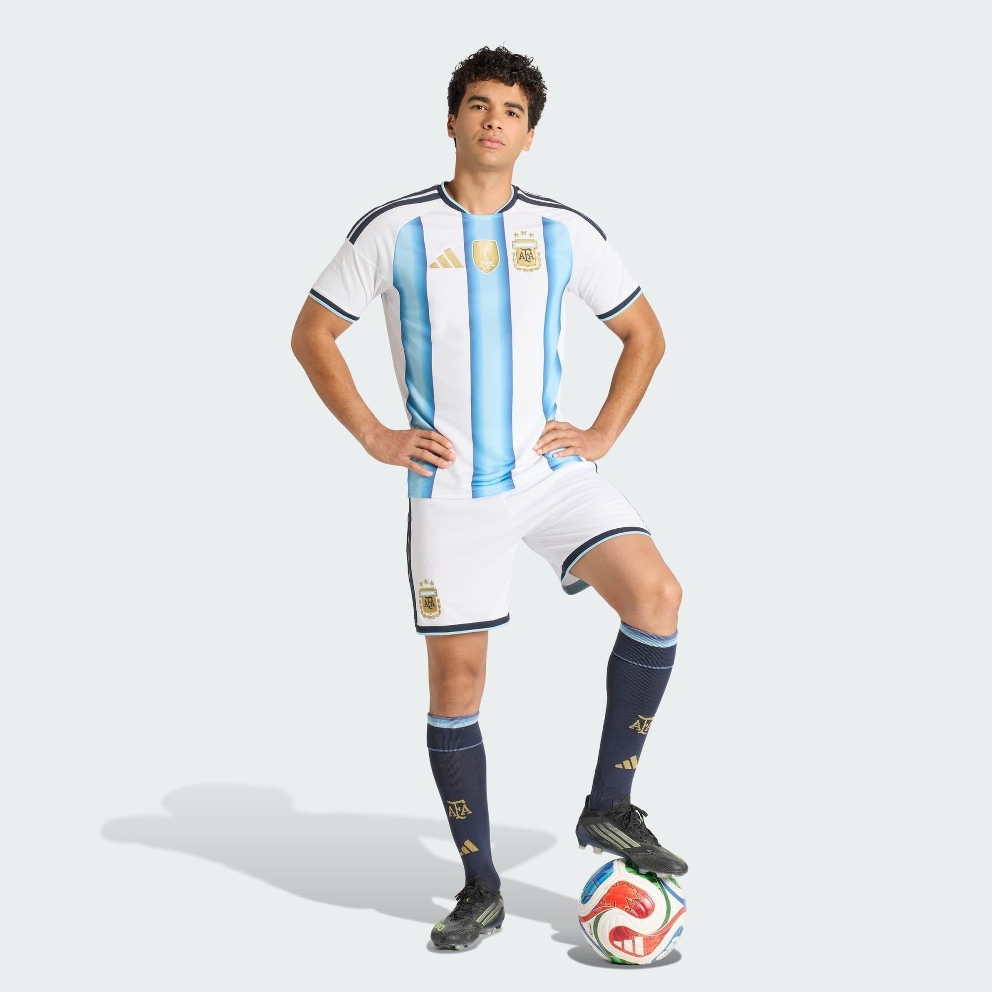 Shorts Argentina 26/27 Home, , PIQUE DE JOGADOR, Os Mantos do Mengão agora disponíveis em nossa loja! Confeccionadas com tecido de poliéster de alta qualidade e uma tecnologia respirável de ponta, nossas camisas são uma fusão perfeita de conforto, resistência e frescor duradouro. Sinta-se envolvido(a) em luxo enquanto apoia o seu time, seja nas vibrantes arquibancadas ou no calor da competição nas quadras. O design exclusivo e as cores vibrantes destacam-se, tornando esta camisa um ícone de estilo para torc