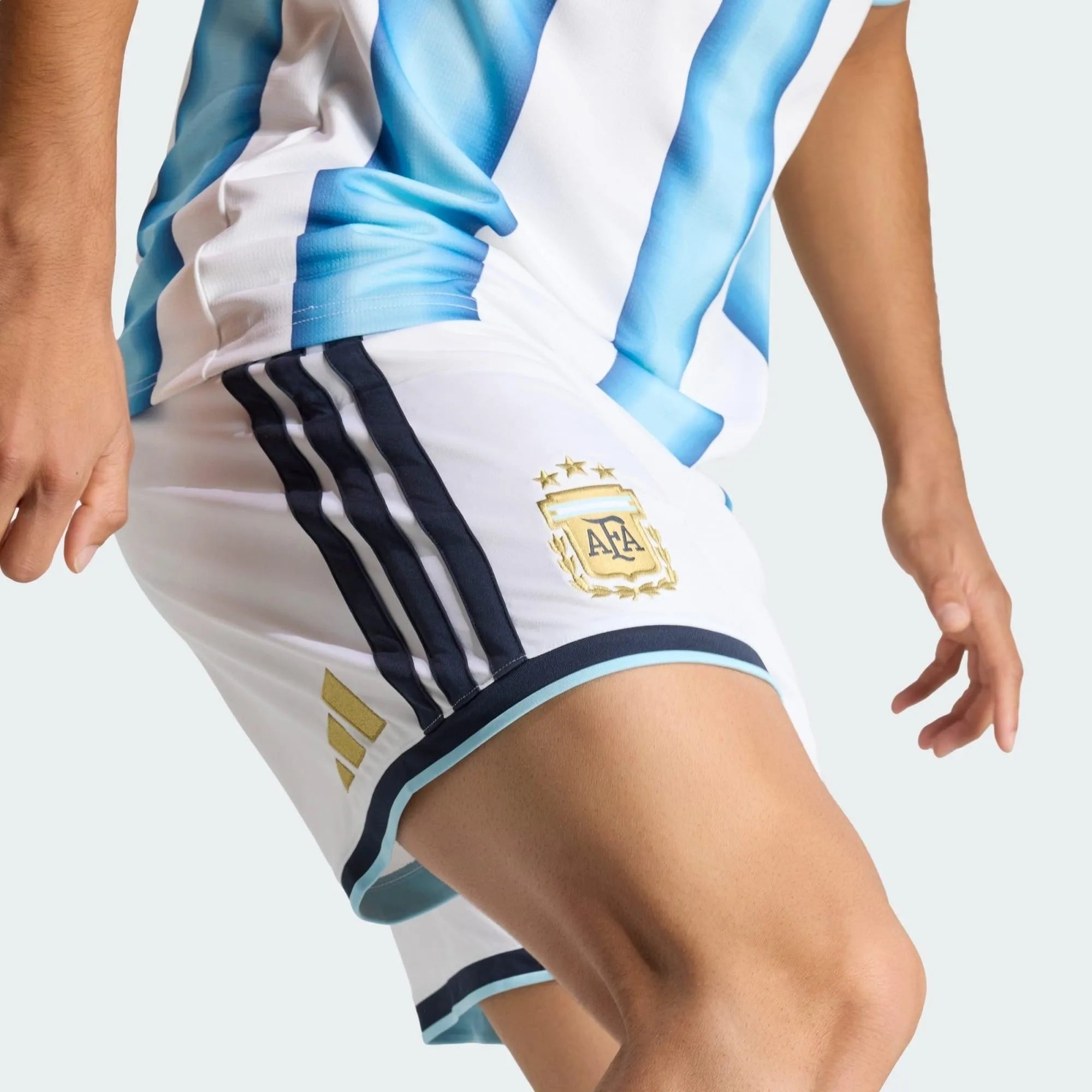 Shorts Argentina 26/27 Home, , PIQUE DE JOGADOR, Os Mantos do Mengão agora disponíveis em nossa loja! Confeccionadas com tecido de poliéster de alta qualidade e uma tecnologia respirável de ponta, nossas camisas são uma fusão perfeita de conforto, resistência e frescor duradouro. Sinta-se envolvido(a) em luxo enquanto apoia o seu time, seja nas vibrantes arquibancadas ou no calor da competição nas quadras. O design exclusivo e as cores vibrantes destacam-se, tornando esta camisa um ícone de estilo para torc