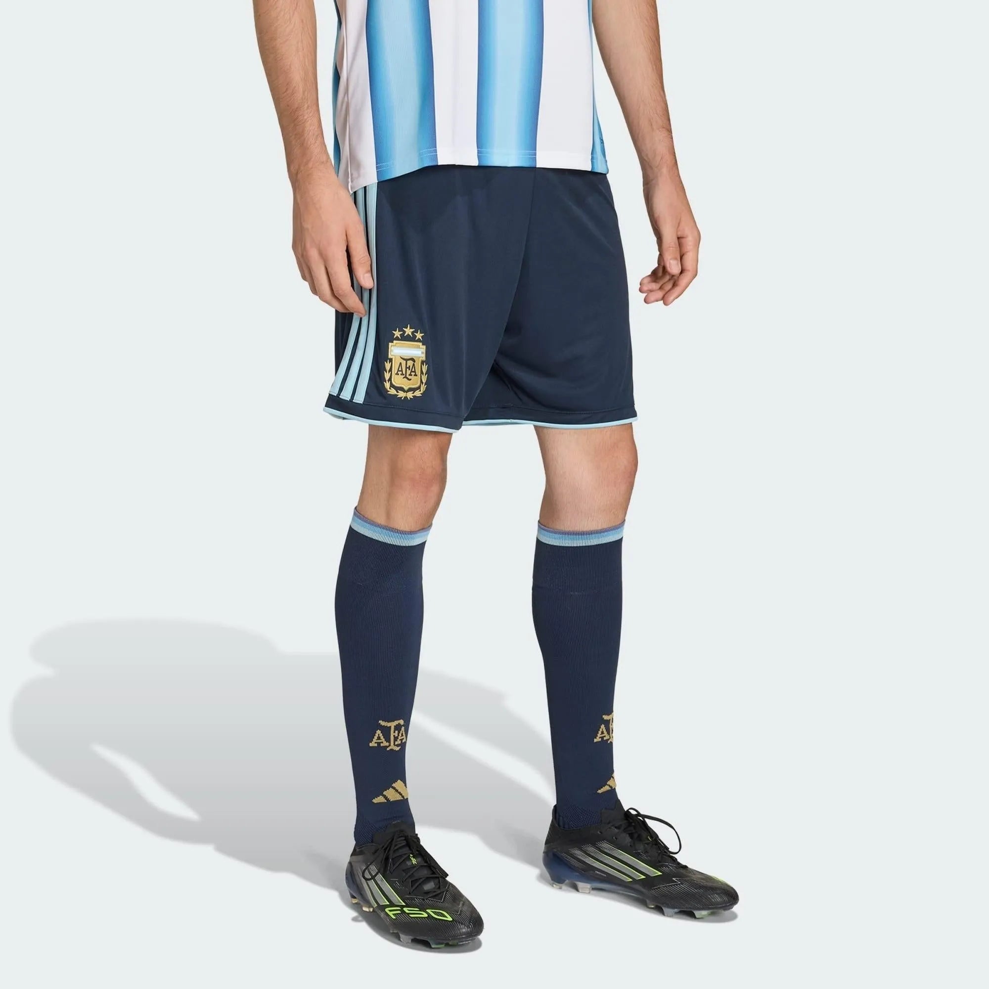 Shorts Argentina 26/27 Away, , PIQUE DE JOGADOR, Os Mantos do Mengão agora disponíveis em nossa loja! Confeccionadas com tecido de poliéster de alta qualidade e uma tecnologia respirável de ponta, nossas camisas são uma fusão perfeita de conforto, resistência e frescor duradouro. Sinta-se envolvido(a) em luxo enquanto apoia o seu time, seja nas vibrantes arquibancadas ou no calor da competição nas quadras. O design exclusivo e as cores vibrantes destacam-se, tornando esta camisa um ícone de estilo para torc