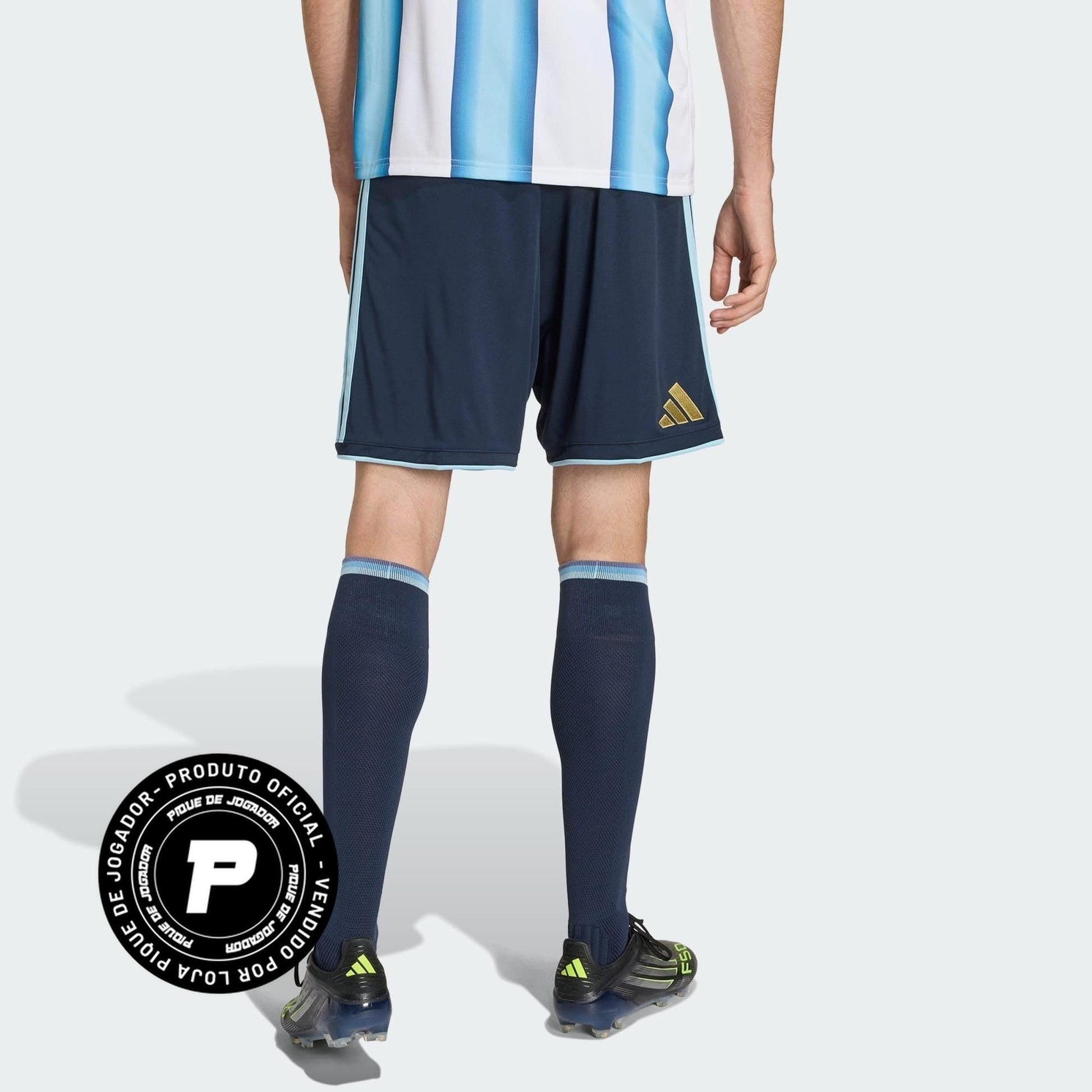 Shorts Argentina 26/27 Away, , PIQUE DE JOGADOR, Os Mantos do Mengão agora disponíveis em nossa loja! Confeccionadas com tecido de poliéster de alta qualidade e uma tecnologia respirável de ponta, nossas camisas são uma fusão perfeita de conforto, resistência e frescor duradouro. Sinta-se envolvido(a) em luxo enquanto apoia o seu time, seja nas vibrantes arquibancadas ou no calor da competição nas quadras. O design exclusivo e as cores vibrantes destacam-se, tornando esta camisa um ícone de estilo para torc