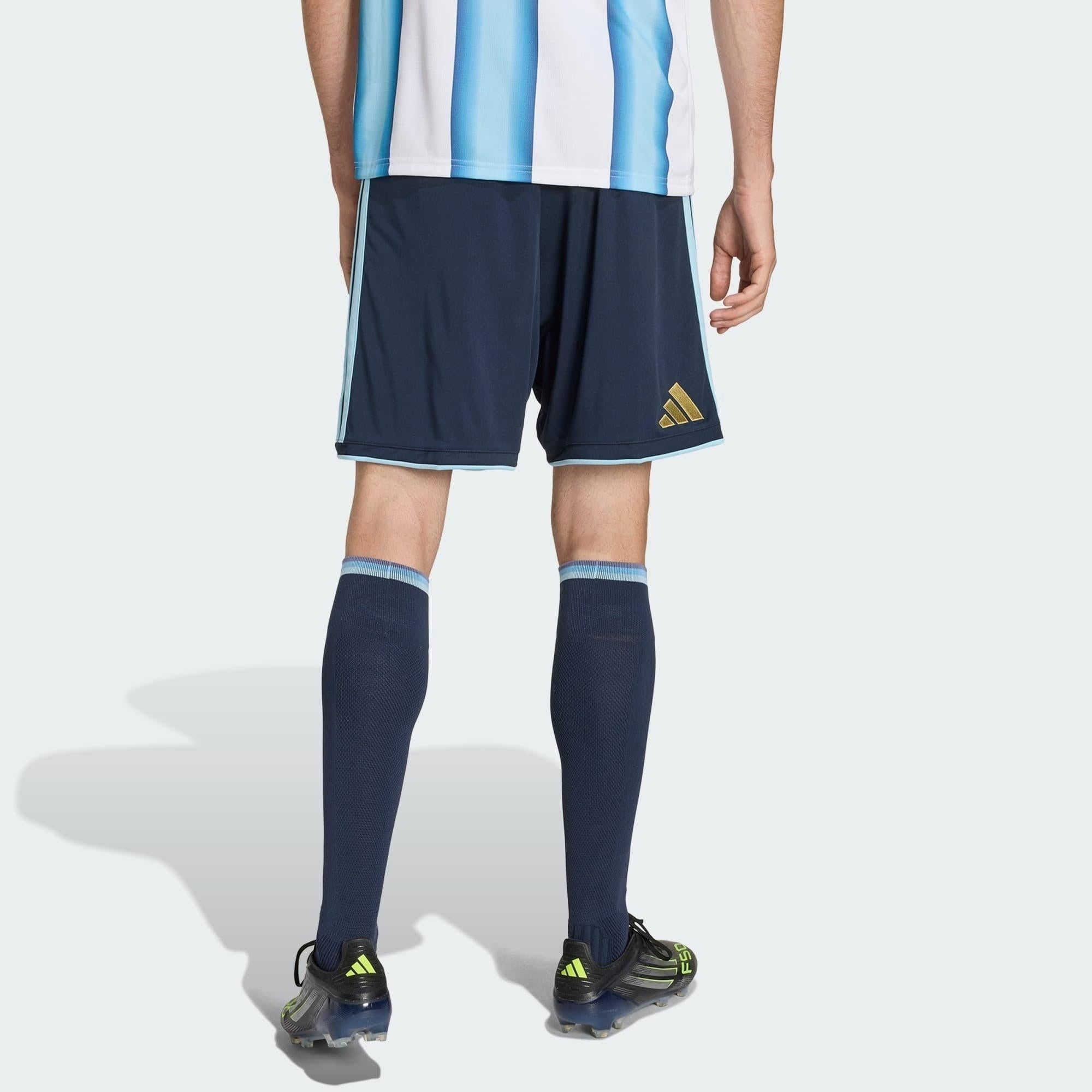Shorts Argentina 26/27 Away, , PIQUE DE JOGADOR, Os Mantos do Mengão agora disponíveis em nossa loja! Confeccionadas com tecido de poliéster de alta qualidade e uma tecnologia respirável de ponta, nossas camisas são uma fusão perfeita de conforto, resistência e frescor duradouro. Sinta-se envolvido(a) em luxo enquanto apoia o seu time, seja nas vibrantes arquibancadas ou no calor da competição nas quadras. O design exclusivo e as cores vibrantes destacam-se, tornando esta camisa um ícone de estilo para torc