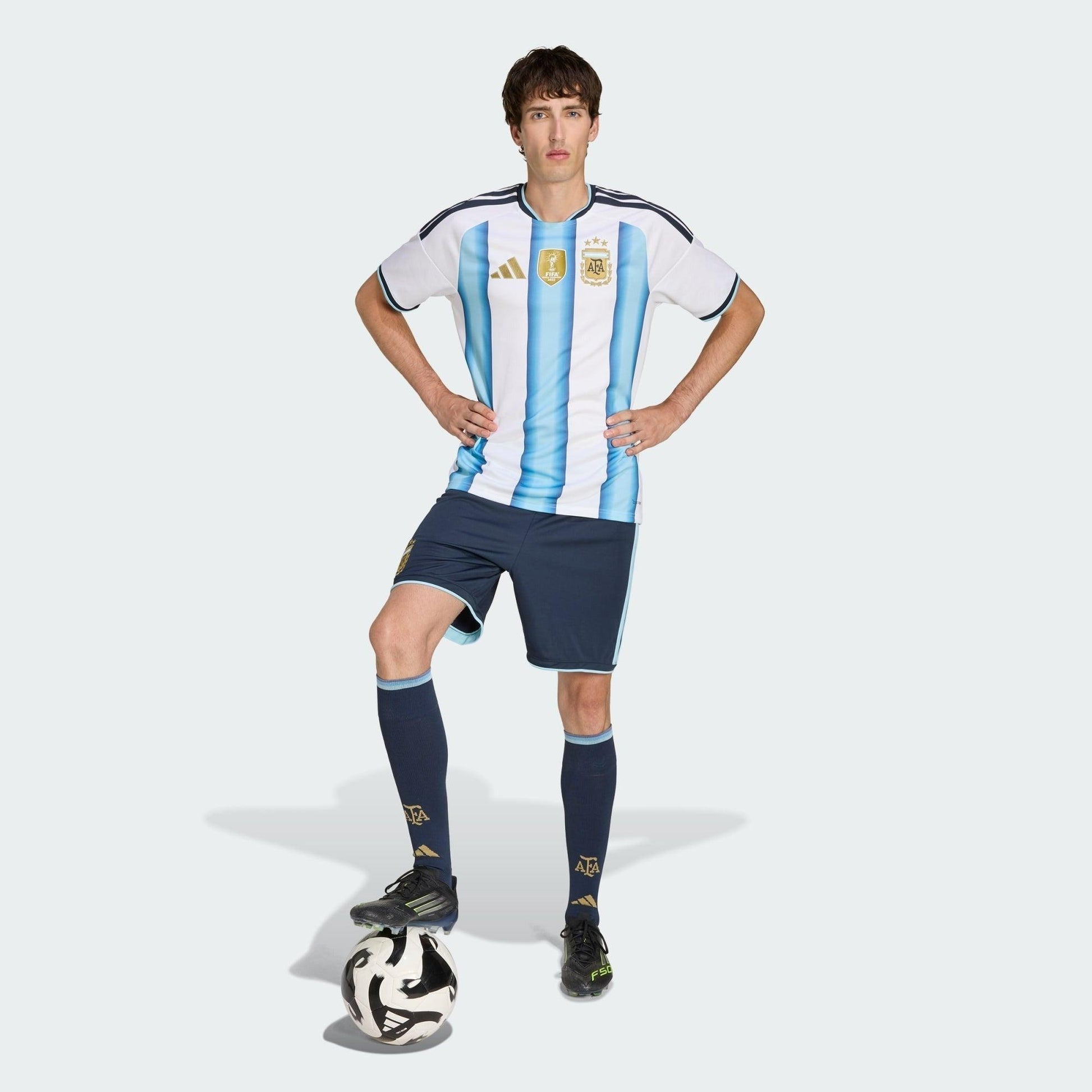 Shorts Argentina 26/27 Away, , PIQUE DE JOGADOR, Os Mantos do Mengão agora disponíveis em nossa loja! Confeccionadas com tecido de poliéster de alta qualidade e uma tecnologia respirável de ponta, nossas camisas são uma fusão perfeita de conforto, resistência e frescor duradouro. Sinta-se envolvido(a) em luxo enquanto apoia o seu time, seja nas vibrantes arquibancadas ou no calor da competição nas quadras. O design exclusivo e as cores vibrantes destacam-se, tornando esta camisa um ícone de estilo para torc
