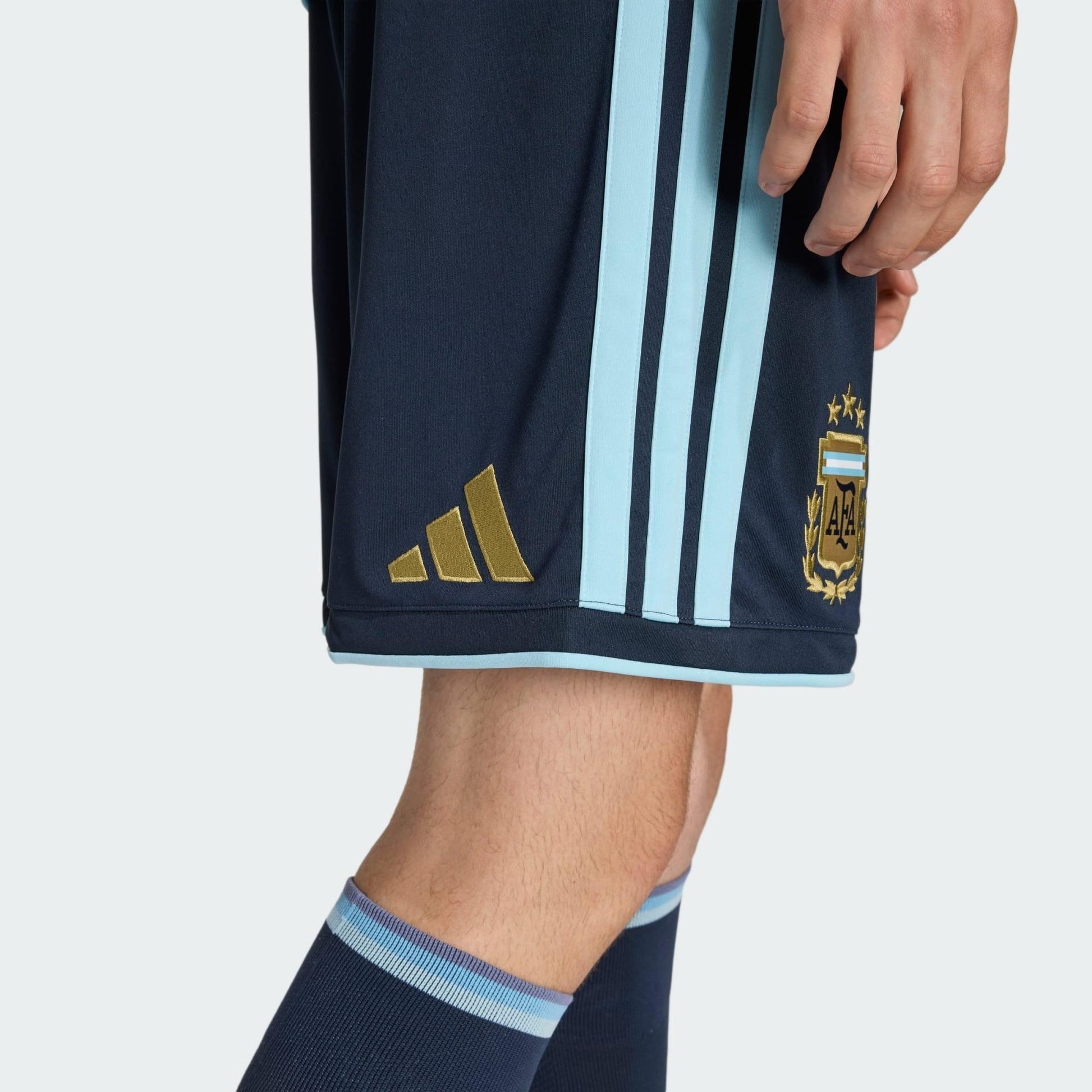 Shorts Argentina 26/27 Away, , PIQUE DE JOGADOR, Os Mantos do Mengão agora disponíveis em nossa loja! Confeccionadas com tecido de poliéster de alta qualidade e uma tecnologia respirável de ponta, nossas camisas são uma fusão perfeita de conforto, resistência e frescor duradouro. Sinta-se envolvido(a) em luxo enquanto apoia o seu time, seja nas vibrantes arquibancadas ou no calor da competição nas quadras. O design exclusivo e as cores vibrantes destacam-se, tornando esta camisa um ícone de estilo para torc