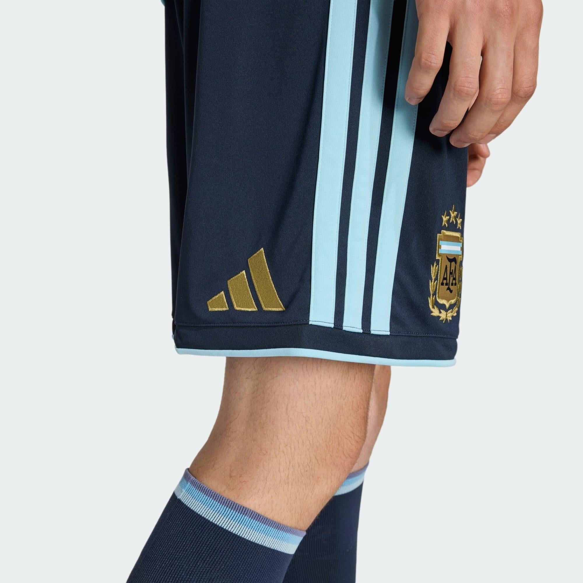 Shorts Argentina 26/27 Away, , PIQUE DE JOGADOR, Os Mantos do Mengão agora disponíveis em nossa loja! Confeccionadas com tecido de poliéster de alta qualidade e uma tecnologia respirável de ponta, nossas camisas são uma fusão perfeita de conforto, resistência e frescor duradouro. Sinta-se envolvido(a) em luxo enquanto apoia o seu time, seja nas vibrantes arquibancadas ou no calor da competição nas quadras. O design exclusivo e as cores vibrantes destacam-se, tornando esta camisa um ícone de estilo para torc