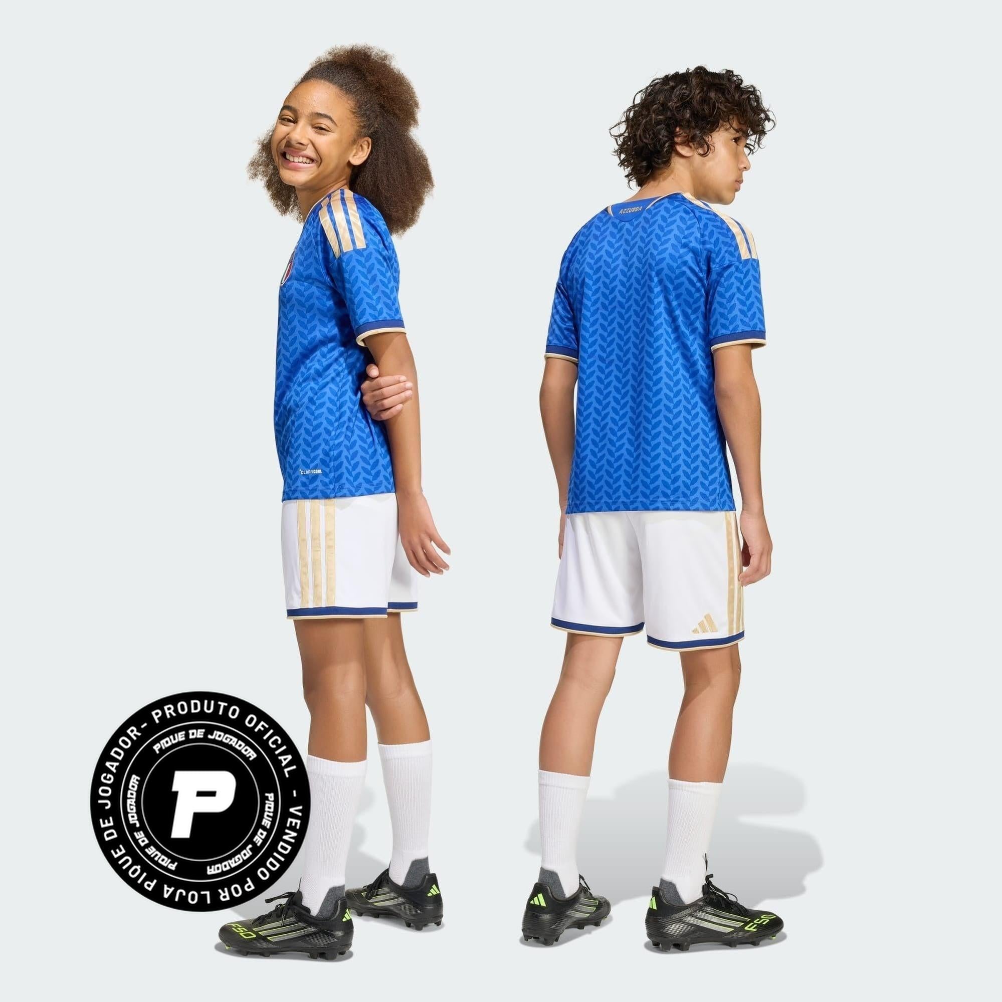 Conjunto Infantil Itália 26/27 Home, Camisas de Futebol, PIQUE DE JOGADOR, A camisa do seu time favorito agora disponível em nossa loja! Confeccionadas com tecido de poliéster de alta qualidade e uma tecnologia respirável de ponta, nossas camisas são uma fusão perfeita de conforto, resistência e frescor duradouro. Sinta-se envolvido(a) em luxo enquanto apoia o seu time, seja nas vibrantes arquibancadas ou no calor da competição nas quadras. O design exclusivo e as cores vibrantes destacam-se, tornando esta 