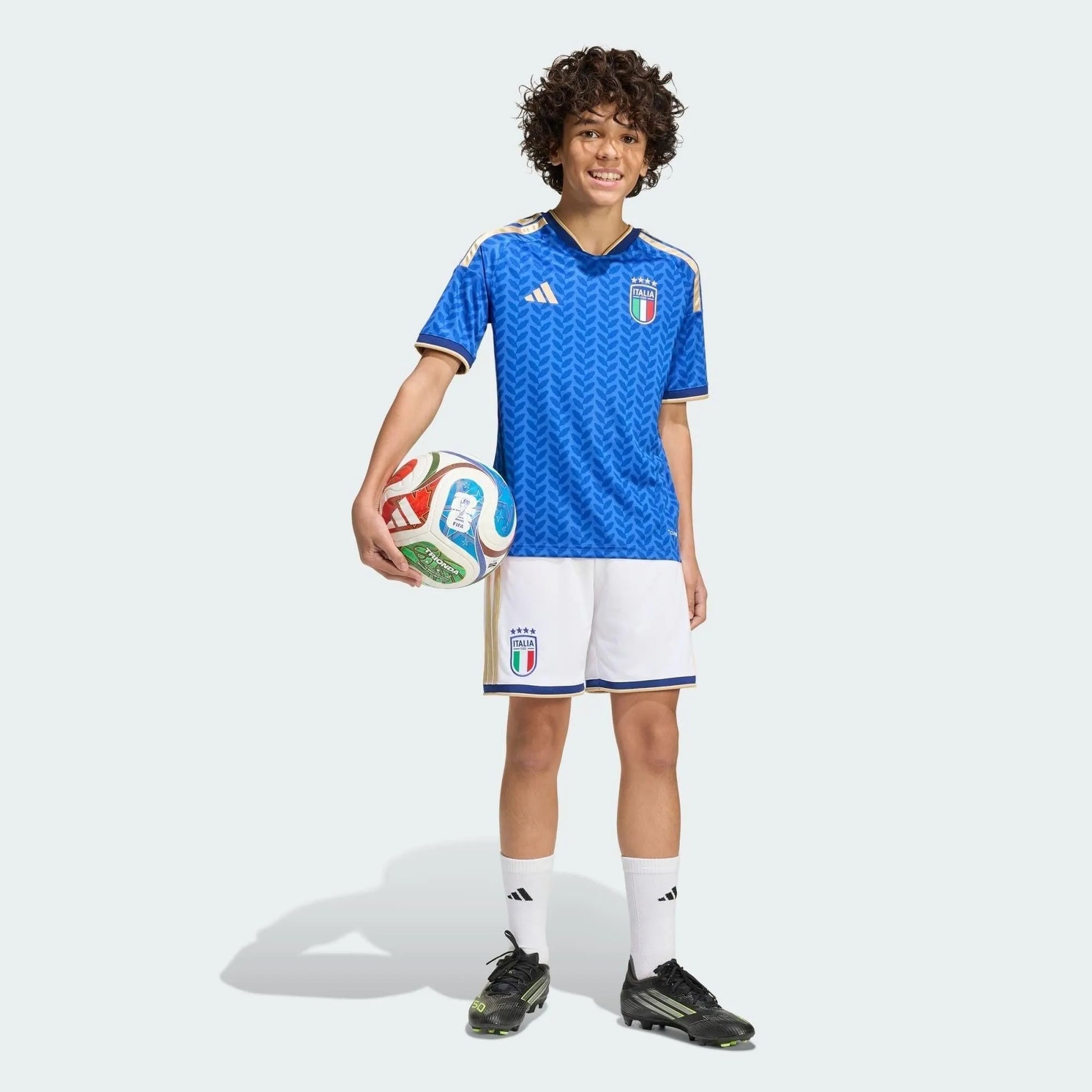Conjunto Infantil Itália 26/27 Home, Camisas de Futebol, PIQUE DE JOGADOR, A camisa do seu time favorito agora disponível em nossa loja! Confeccionadas com tecido de poliéster de alta qualidade e uma tecnologia respirável de ponta, nossas camisas são uma fusão perfeita de conforto, resistência e frescor duradouro. Sinta-se envolvido(a) em luxo enquanto apoia o seu time, seja nas vibrantes arquibancadas ou no calor da competição nas quadras. O design exclusivo e as cores vibrantes destacam-se, tornando esta 