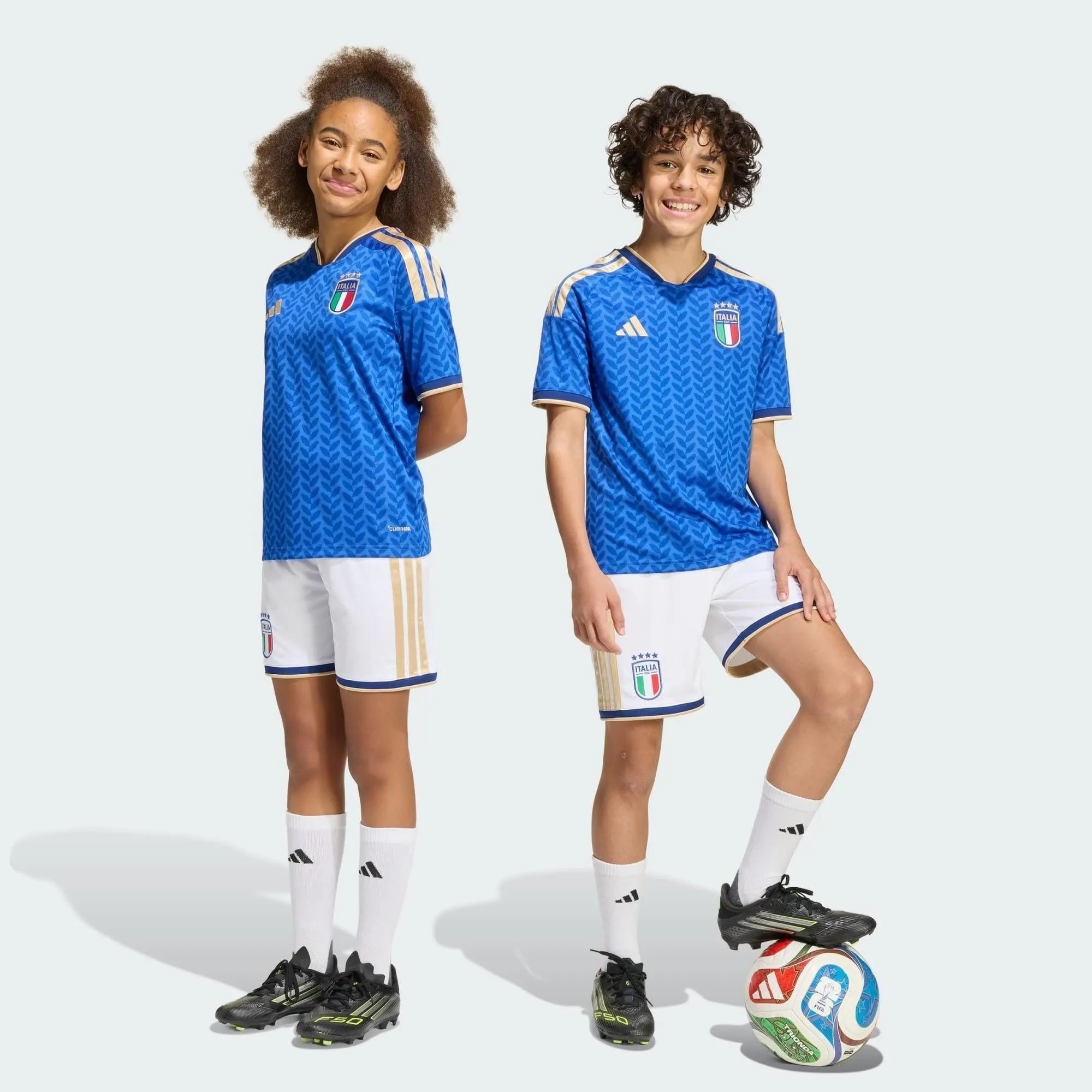Conjunto Infantil Itália 26/27 Home, Camisas de Futebol, PIQUE DE JOGADOR, A camisa do seu time favorito agora disponível em nossa loja! Confeccionadas com tecido de poliéster de alta qualidade e uma tecnologia respirável de ponta, nossas camisas são uma fusão perfeita de conforto, resistência e frescor duradouro. Sinta-se envolvido(a) em luxo enquanto apoia o seu time, seja nas vibrantes arquibancadas ou no calor da competição nas quadras. O design exclusivo e as cores vibrantes destacam-se, tornando esta 