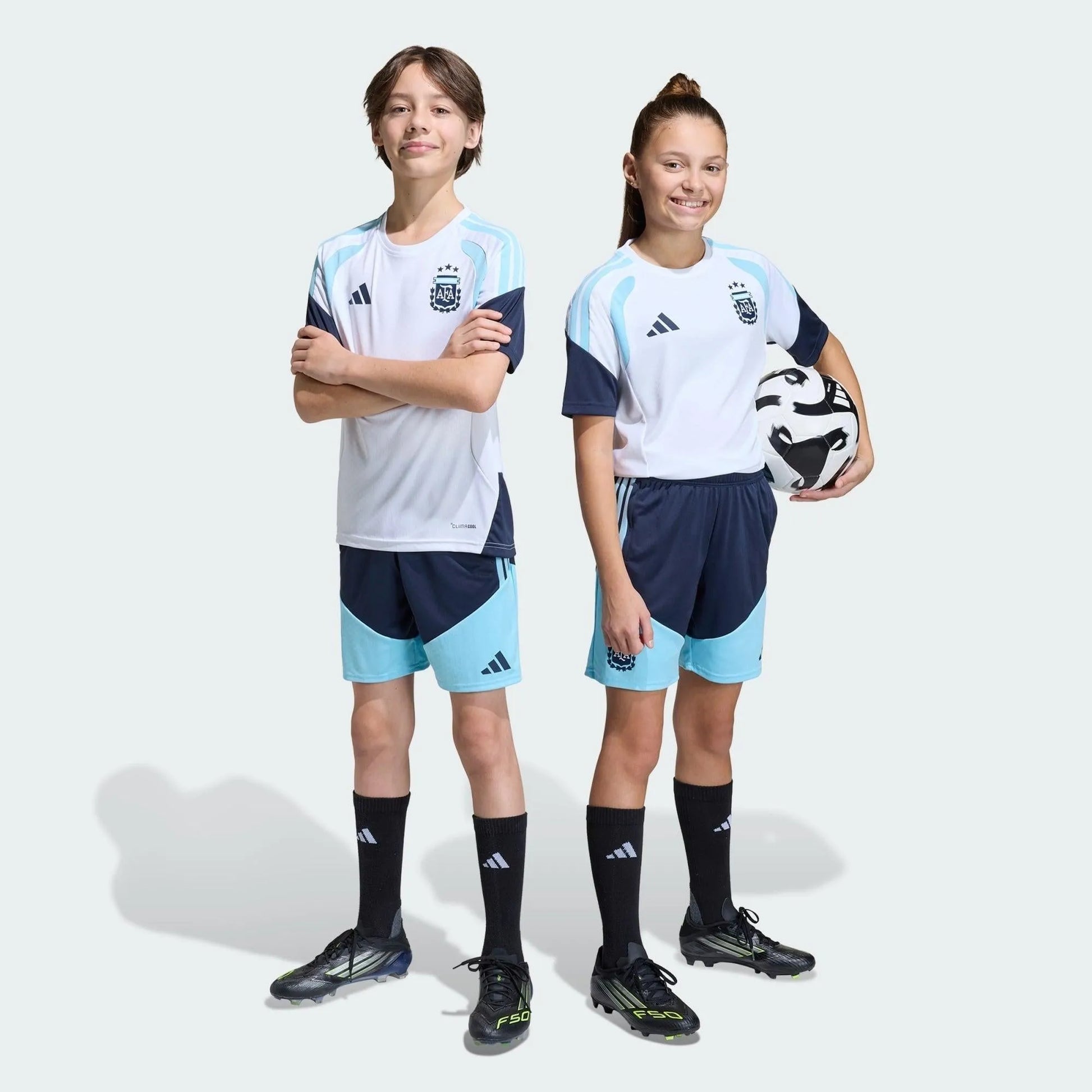 Conjunto Treino Infantil Argentina 26/27, Camisas de Futebol, PIQUE DE JOGADOR, A camisa do seu time favorito agora disponível em nossa loja! Confeccionadas com tecido de poliéster de alta qualidade e uma tecnologia respirável de ponta, nossas camisas são uma fusão perfeita de conforto, resistência e frescor duradouro. Sinta-se envolvido(a) em luxo enquanto apoia o seu time, seja nas vibrantes arquibancadas ou no calor da competição nas quadras. O design exclusivo e as cores vibrantes destacam-se, tornando 