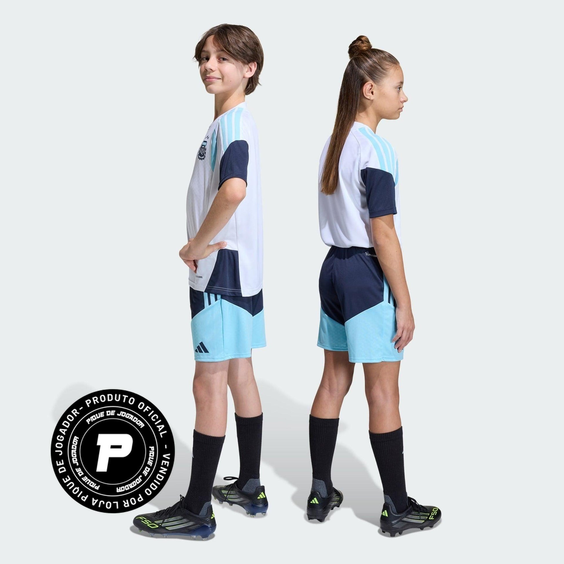Conjunto Treino Infantil Argentina 26/27, Camisas de Futebol, PIQUE DE JOGADOR, A camisa do seu time favorito agora disponível em nossa loja! Confeccionadas com tecido de poliéster de alta qualidade e uma tecnologia respirável de ponta, nossas camisas são uma fusão perfeita de conforto, resistência e frescor duradouro. Sinta-se envolvido(a) em luxo enquanto apoia o seu time, seja nas vibrantes arquibancadas ou no calor da competição nas quadras. O design exclusivo e as cores vibrantes destacam-se, tornando 