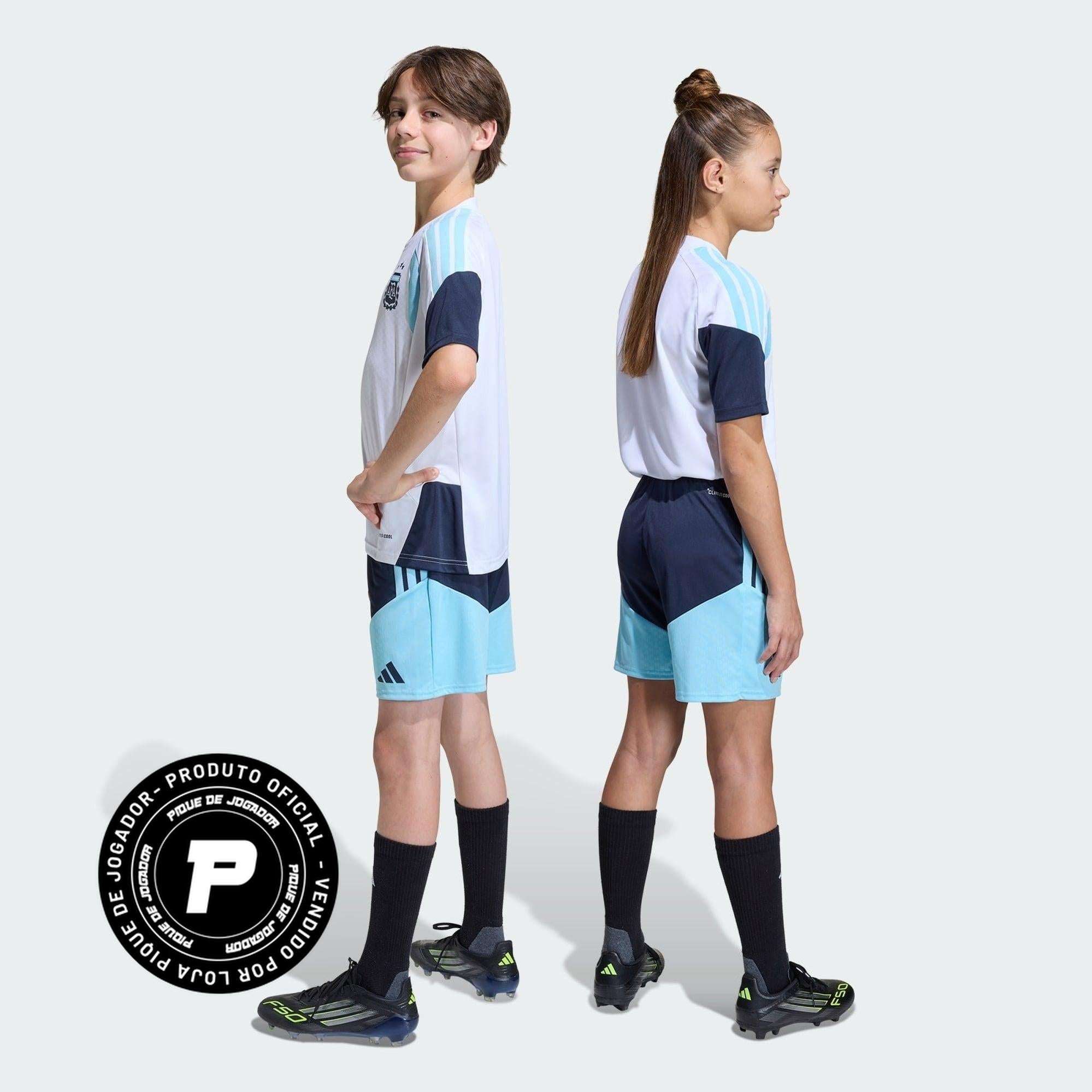 Conjunto Treino Infantil Argentina 26/27, Camisas de Futebol, PIQUE DE JOGADOR, A camisa do seu time favorito agora disponível em nossa loja! Confeccionadas com tecido de poliéster de alta qualidade e uma tecnologia respirável de ponta, nossas camisas são uma fusão perfeita de conforto, resistência e frescor duradouro. Sinta-se envolvido(a) em luxo enquanto apoia o seu time, seja nas vibrantes arquibancadas ou no calor da competição nas quadras. O design exclusivo e as cores vibrantes destacam-se, tornando 