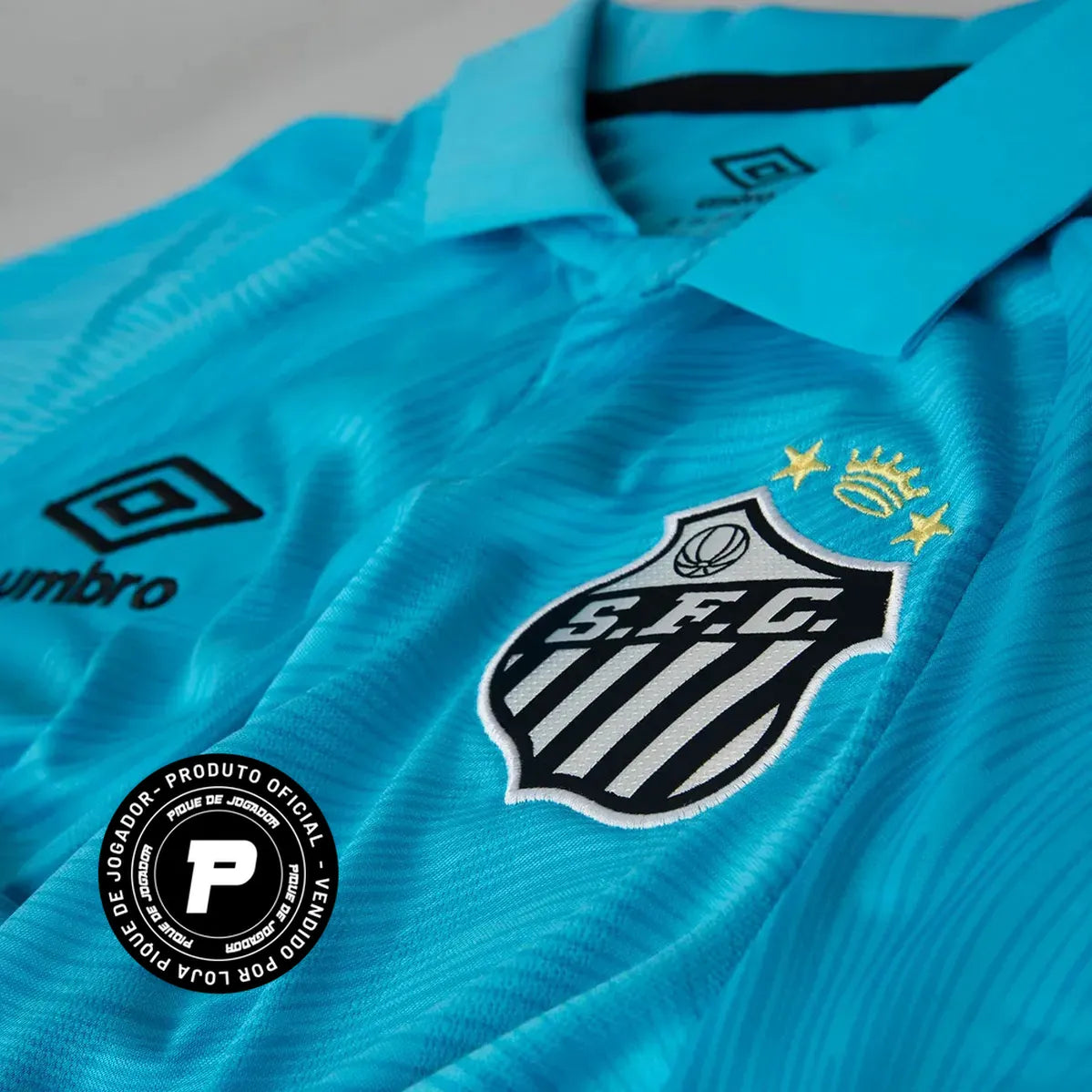 Combo Santos 5 Unidades + Brinde, Camisa Futebol, Adidas, Ficha do Kit Tecnologia Seu tecido respirável afasta a umidade do corpo, garantindo o bem-estar das arquibancadas ao dia a dia. Mantendo a tradição alvinegra, a camisa do Santos traz as listras em branco e preto, escudo bordado e detalhes dourados que exibem sua conexão com o Alvinegro da Vila. Não perca a chance de fazer parte de uma nova era. Peça sua camisa Santos feminina e vista o manto com amor e emoção! Composição: 100% Poliéster Marca: Umbro 