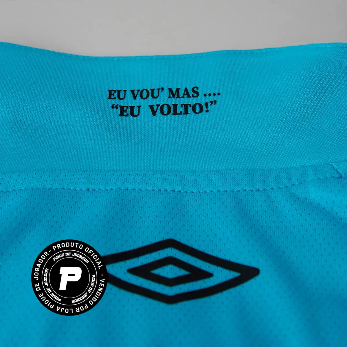 Combo Santos 5 Unidades + Brinde, Camisa Futebol, Adidas, Ficha do Kit Tecnologia Seu tecido respirável afasta a umidade do corpo, garantindo o bem-estar das arquibancadas ao dia a dia. Mantendo a tradição alvinegra, a camisa do Santos traz as listras em branco e preto, escudo bordado e detalhes dourados que exibem sua conexão com o Alvinegro da Vila. Não perca a chance de fazer parte de uma nova era. Peça sua camisa Santos feminina e vista o manto com amor e emoção! Composição: 100% Poliéster Marca: Umbro 