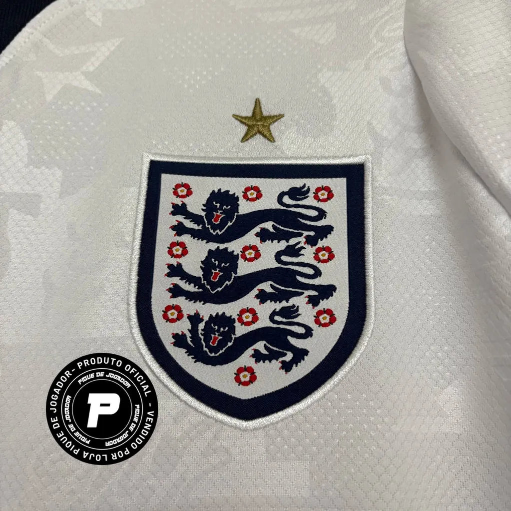 Camisa Nike Inglaterra 26/27 Home, , PIQUE DE JOGADOR, A Camisa Nike Inglaterra 2026 representa o uniforme da seleção inglesa para o ciclo da Copa do Mundo de 2026, trazendo um design moderno que respeita a tradição de uma das seleções mais históricas do futebol mundial. O modelo mantém a clássica base branca, característica marcante da Inglaterra, combinada com detalhes em azul e vermelho que fazem referência às cores da bandeira do país. O design apresenta elementos contemporâneos no colarinho e nas manga