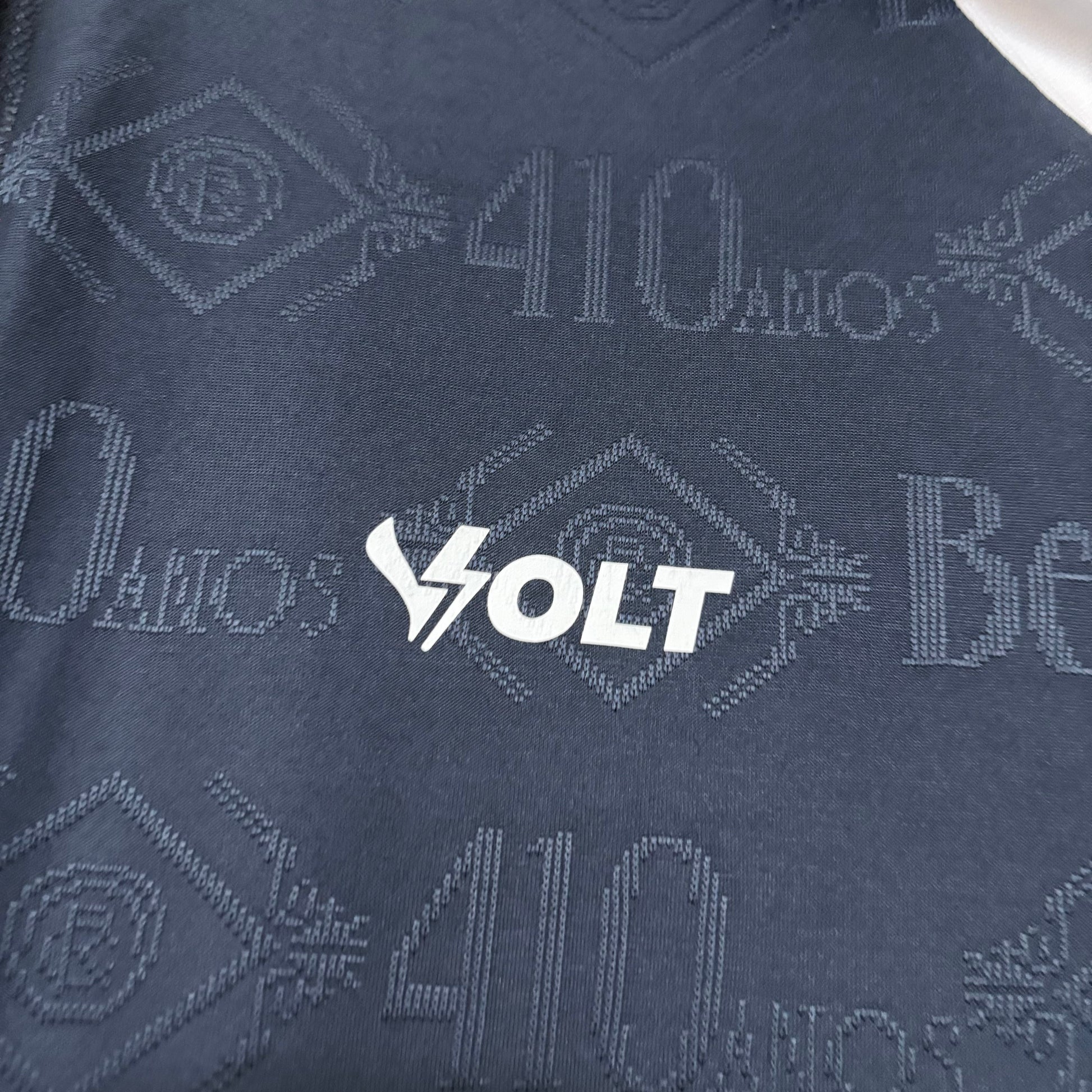 Camisa Volt Clube do Remo 2026 Home C/ Patrocínios, , PIQUE DE JOGADOR, Camisa Oficial – Lançamento 2026 Apresentamos a Camisa Oficial Lançamento 2026, desenvolvida para quem carrega tradição, orgulho e modernidade em cada detalhe. Com design sofisticado e acabamento premium, o modelo traz uma identidade visual elegante em tom azul marinho, valorizada por grafismos sutis que homenageiam a história e a grandeza do clube. Produzida com tecido tecnológico de alta performance, a camisa oferece leveza, respirabi