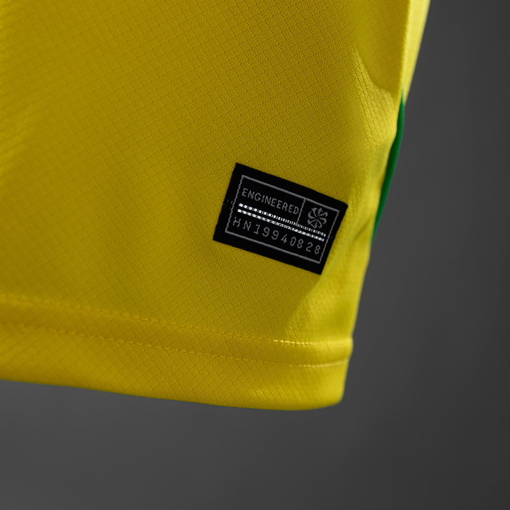 Kit Infantil Feminina Brasil 2026/27 Copa do Mundo I Torcedor, Kit Infantil Brasil Titular 26/27 - Copa do Mundo, PIQUE DE JOGADOR, O Kit Infantil Feminina Brasil 2026/27 Copa do Mundo I Torcedor foi desenvolvido para as pequenas torcedoras que querem vestir as cores da Seleção Brasileira com orgulho e estilo. Inspirado no uniforme principal utilizado pela equipe na temporada 2026/27 e na Copa do Mundo, o conjunto traz o design clássico que representa a tradição do futebol brasileiro. O kit é composto por c