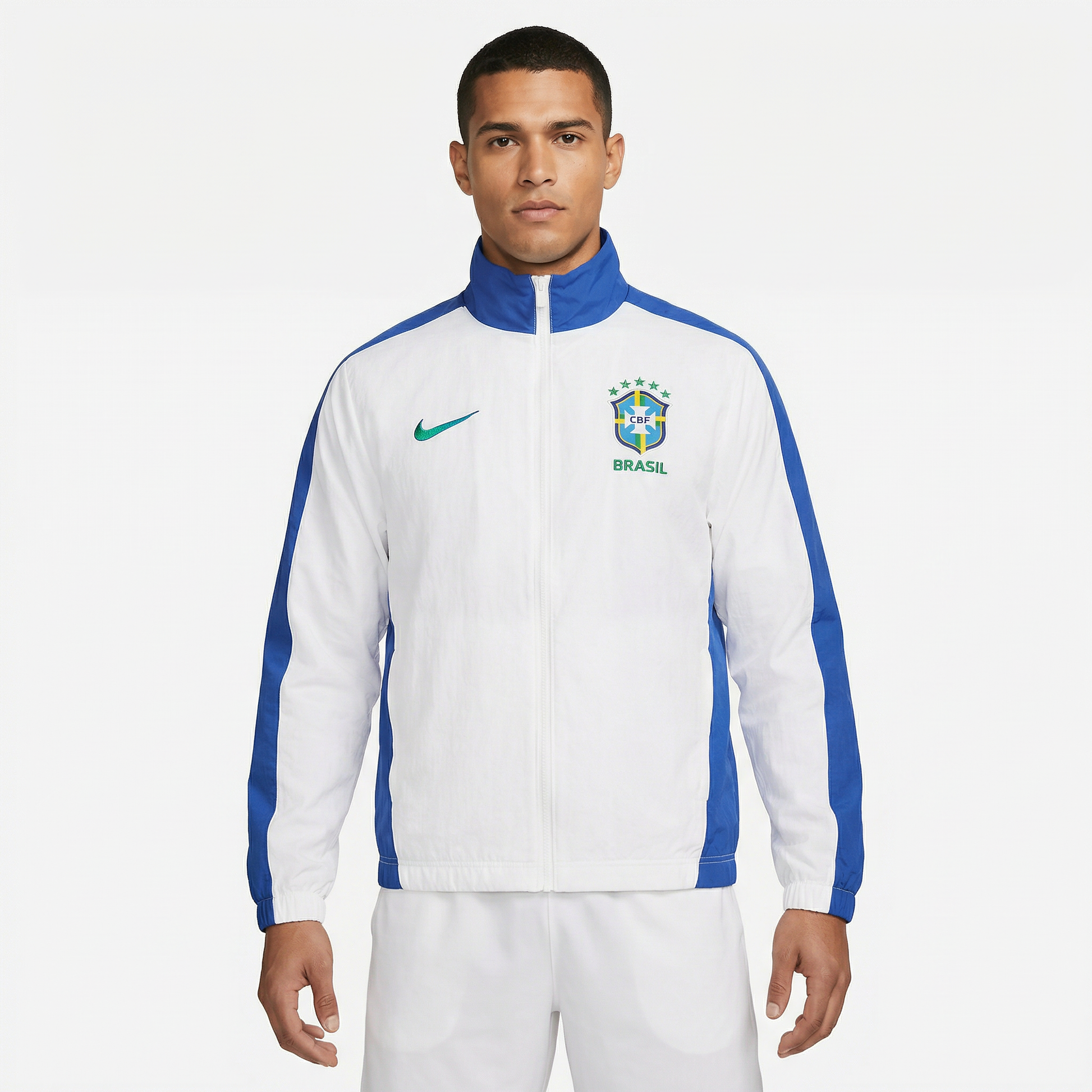 Jaqueta Nike Retro Seleção Brasileira 1998, , PIQUE DE JOGADOR, Reviva um período marcante do futebol brasileiro com a Jaqueta Nike Retrô Seleção Brasileira 1998. Inspirada nas peças utilizadas pela comissão técnica e pelos jogadores da Seleção Brasileira durante a Copa do Mundo de 1998, essa jaqueta resgata o estilo esportivo clássico que marcou o final da década de 1990. Com um design retrô e identidade forte, o modelo traz as cores tradicionais da Seleção Brasileira combinadas com o estilo característico