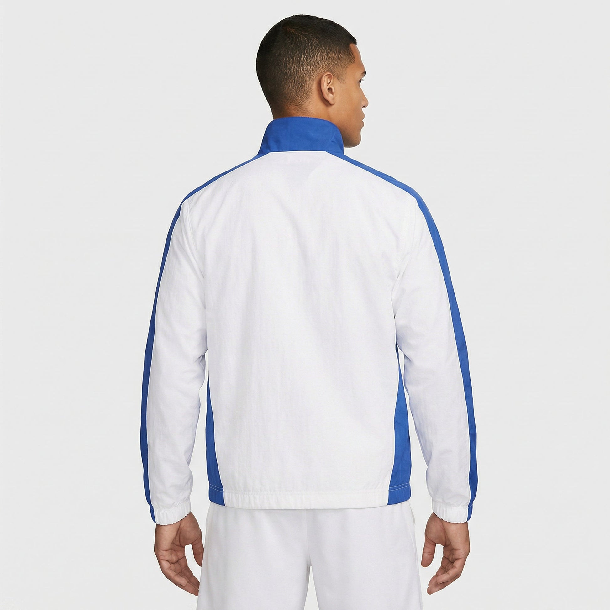 Jaqueta Nike Retro Seleção Brasileira 1998, , PIQUE DE JOGADOR, Reviva um período marcante do futebol brasileiro com a Jaqueta Nike Retrô Seleção Brasileira 1998. Inspirada nas peças utilizadas pela comissão técnica e pelos jogadores da Seleção Brasileira durante a Copa do Mundo de 1998, essa jaqueta resgata o estilo esportivo clássico que marcou o final da década de 1990. Com um design retrô e identidade forte, o modelo traz as cores tradicionais da Seleção Brasileira combinadas com o estilo característico