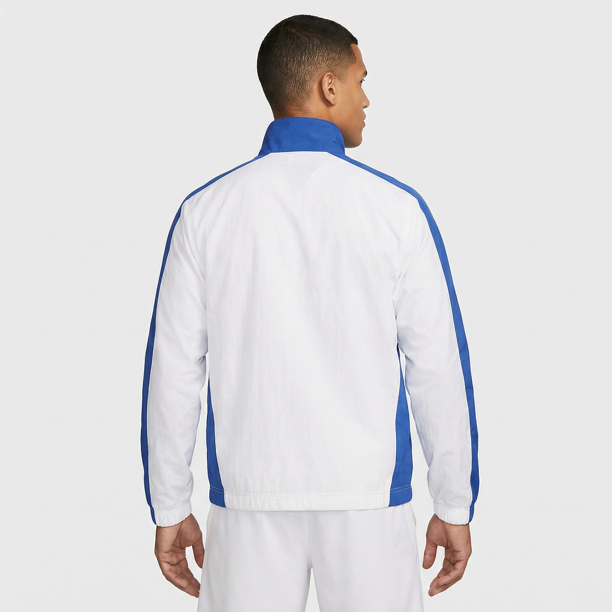 Jaqueta Nike Retro Seleção Brasileira 1998, , PIQUE DE JOGADOR, Reviva um período marcante do futebol brasileiro com a Jaqueta Nike Retrô Seleção Brasileira 1998. Inspirada nas peças utilizadas pela comissão técnica e pelos jogadores da Seleção Brasileira durante a Copa do Mundo de 1998, essa jaqueta resgata o estilo esportivo clássico que marcou o final da década de 1990. Com um design retrô e identidade forte, o modelo traz as cores tradicionais da Seleção Brasileira combinadas com o estilo característico