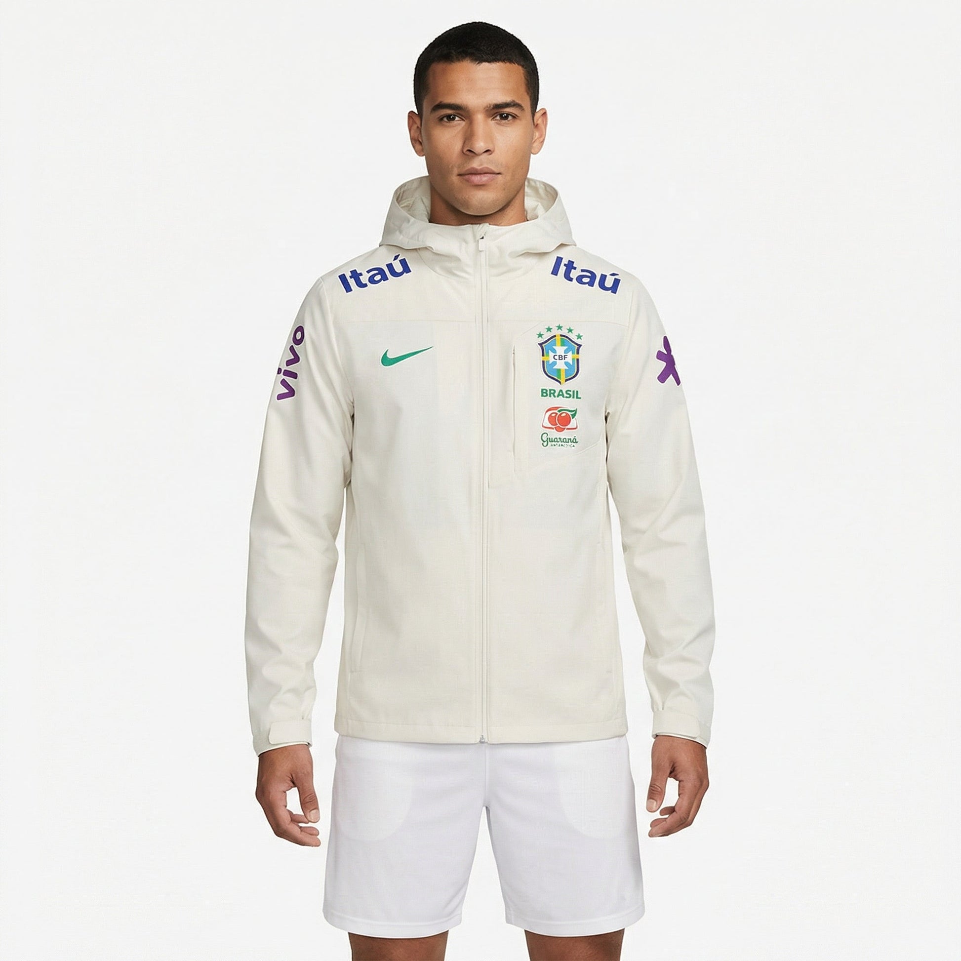 Jaqueta Brasil 2025/26 Off White Masculina, Kit Infantil Brasil Reserva 26/27 - Copa do Mundo, PIQUE DE JOGADOR, A Jaqueta Brasil 2025/26 Off White Masculina combina estilo moderno com a tradição da Seleção Brasileira. Inspirada nas peças de viagem e treinamento utilizadas pela equipe, a jaqueta apresenta um visual elegante na cor off white, trazendo um design sofisticado para torcedores que buscam um estilo esportivo diferenciado. O modelo destaca detalhes que representam a identidade do futebol brasileiro
