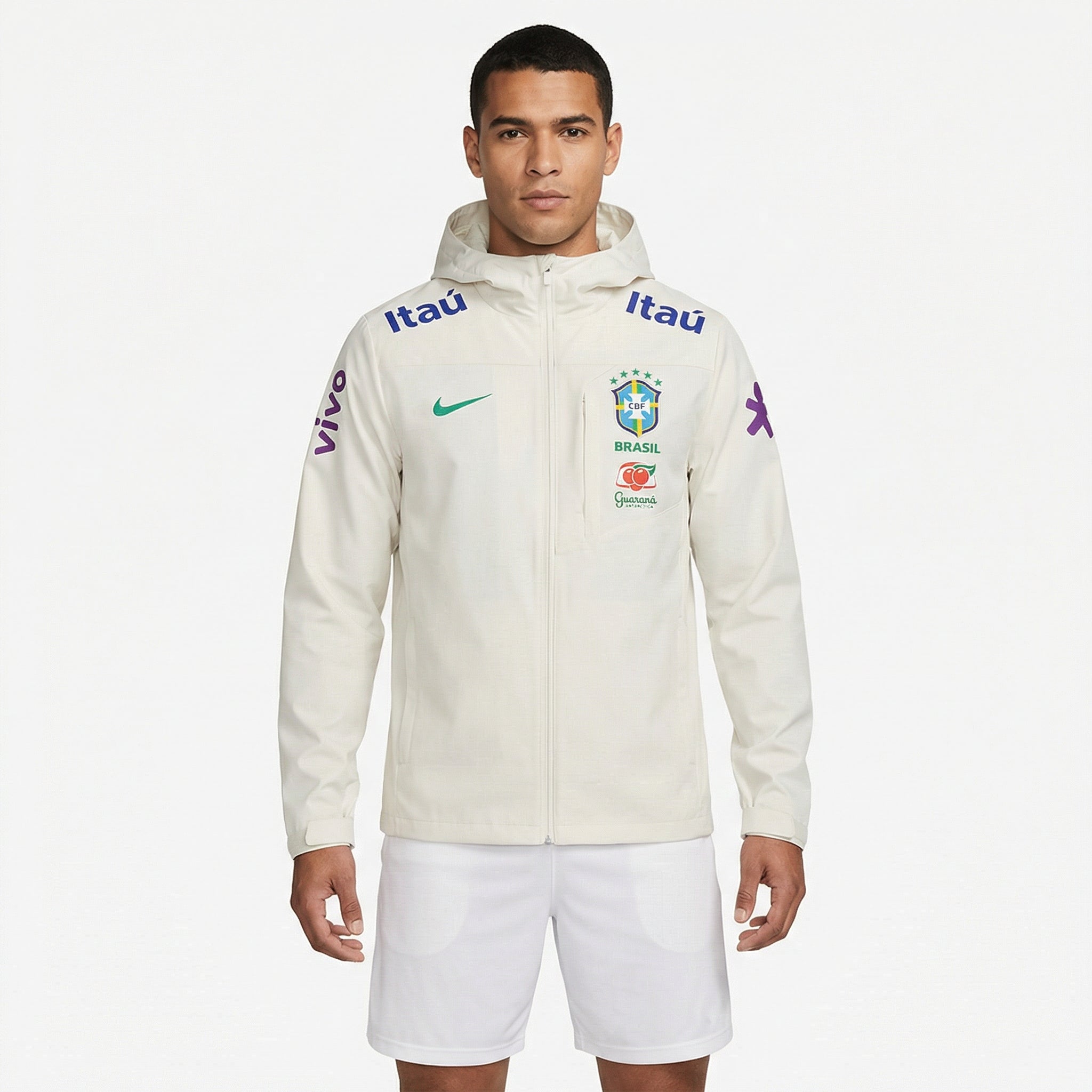 Jaqueta Brasil 2025/26 Off White Masculina, Kit Infantil Brasil Reserva 26/27 - Copa do Mundo, PIQUE DE JOGADOR, A Jaqueta Brasil 2025/26 Off White Masculina combina estilo moderno com a tradição da Seleção Brasileira. Inspirada nas peças de viagem e treinamento utilizadas pela equipe, a jaqueta apresenta um visual elegante na cor off white, trazendo um design sofisticado para torcedores que buscam um estilo esportivo diferenciado. O modelo destaca detalhes que representam a identidade do futebol brasileiro