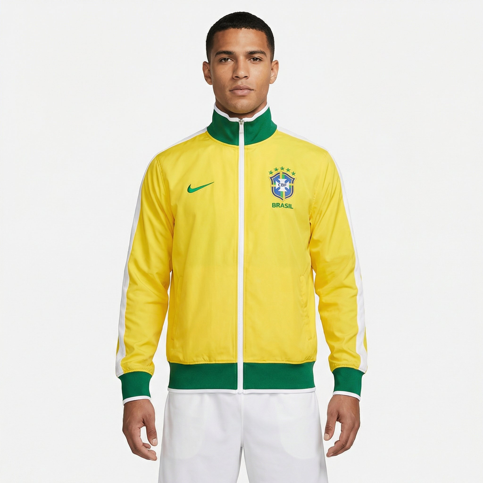 Jaqueta Brasil 2010/11 Retrô Masculina, Kit Infantil Brasil Reserva 26/27 - Copa do Mundo, PIQUE DE JOGADOR, Reviva o estilo esportivo de uma geração marcante do futebol brasileiro com a Jaqueta Brasil 2010/11 Retrô Masculina. Inspirada nas peças utilizadas pela Seleção Brasileira durante o ciclo da Copa do Mundo de 2010, essa jaqueta resgata o visual característico da época, combinando tradição e identidade esportiva. O design retrô apresenta as cores tradicionais da Seleção Brasileira, trazendo um estilo 