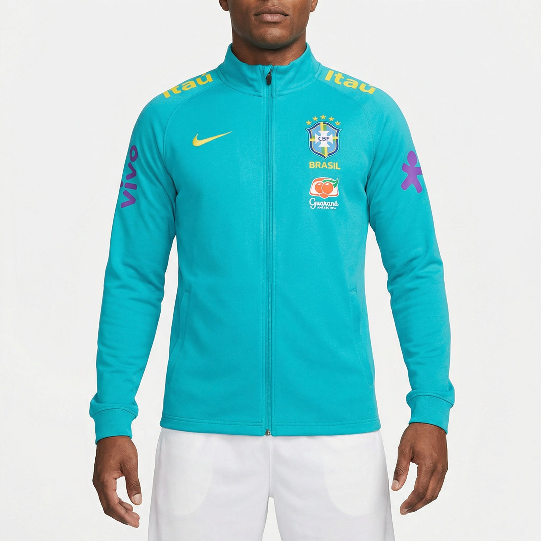 Jaqueta Treino Brasil 2022/23 Masculina, Kit Infantil Brasil Reserva 26/27 - Copa do Mundo, PIQUE DE JOGADOR, A Jaqueta Treino Brasil 2022/23 Masculina foi desenvolvida para oferecer conforto, estilo esportivo e praticidade no dia a dia. Inspirada nas peças utilizadas pelos jogadores da Seleção Brasileira durante os treinos e momentos de preparação, a jaqueta combina desempenho com a identidade do futebol brasileiro. O design moderno traz elementos que representam as cores e os símbolos da Seleção Brasileir