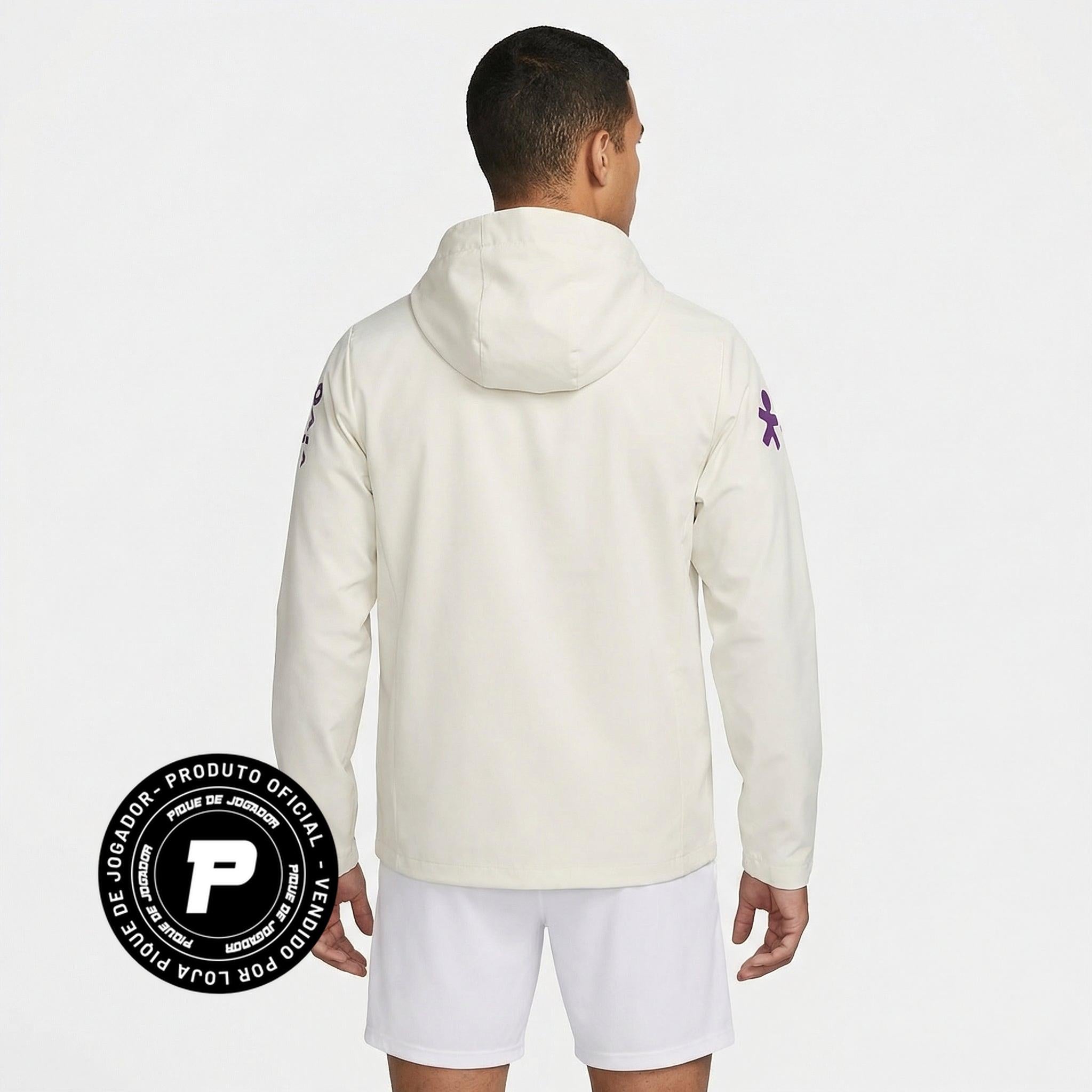Jaqueta Brasil 2025/26 Off White Masculina, Kit Infantil Brasil Reserva 26/27 - Copa do Mundo, PIQUE DE JOGADOR, A Jaqueta Brasil 2025/26 Off White Masculina combina estilo moderno com a tradição da Seleção Brasileira. Inspirada nas peças de viagem e treinamento utilizadas pela equipe, a jaqueta apresenta um visual elegante na cor off white, trazendo um design sofisticado para torcedores que buscam um estilo esportivo diferenciado. O modelo destaca detalhes que representam a identidade do futebol brasileiro
