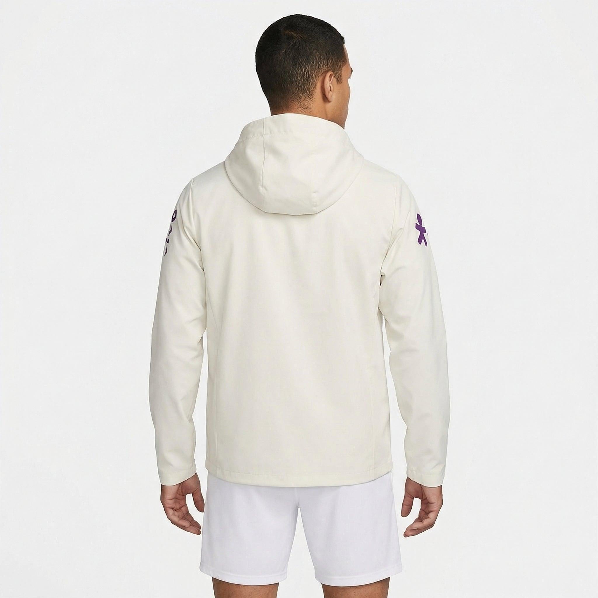 Jaqueta Brasil 2025/26 Off White Masculina, Kit Infantil Brasil Reserva 26/27 - Copa do Mundo, PIQUE DE JOGADOR, A Jaqueta Brasil 2025/26 Off White Masculina combina estilo moderno com a tradição da Seleção Brasileira. Inspirada nas peças de viagem e treinamento utilizadas pela equipe, a jaqueta apresenta um visual elegante na cor off white, trazendo um design sofisticado para torcedores que buscam um estilo esportivo diferenciado. O modelo destaca detalhes que representam a identidade do futebol brasileiro