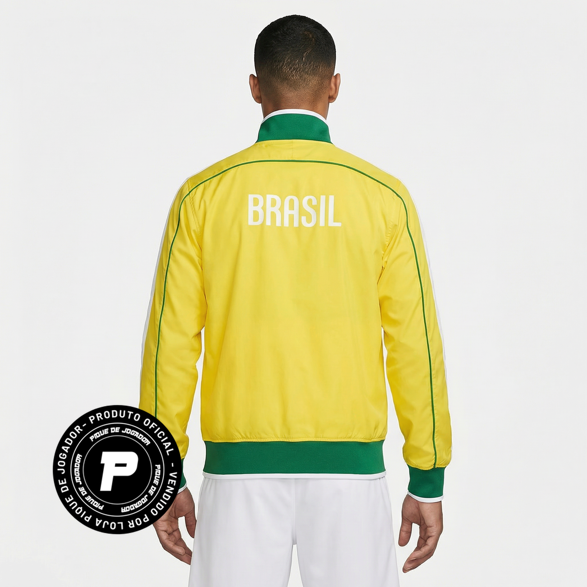 Jaqueta Brasil 2010/11 Retrô Masculina, Kit Infantil Brasil Reserva 26/27 - Copa do Mundo, PIQUE DE JOGADOR, Reviva o estilo esportivo de uma geração marcante do futebol brasileiro com a Jaqueta Brasil 2010/11 Retrô Masculina. Inspirada nas peças utilizadas pela Seleção Brasileira durante o ciclo da Copa do Mundo de 2010, essa jaqueta resgata o visual característico da época, combinando tradição e identidade esportiva. O design retrô apresenta as cores tradicionais da Seleção Brasileira, trazendo um estilo 