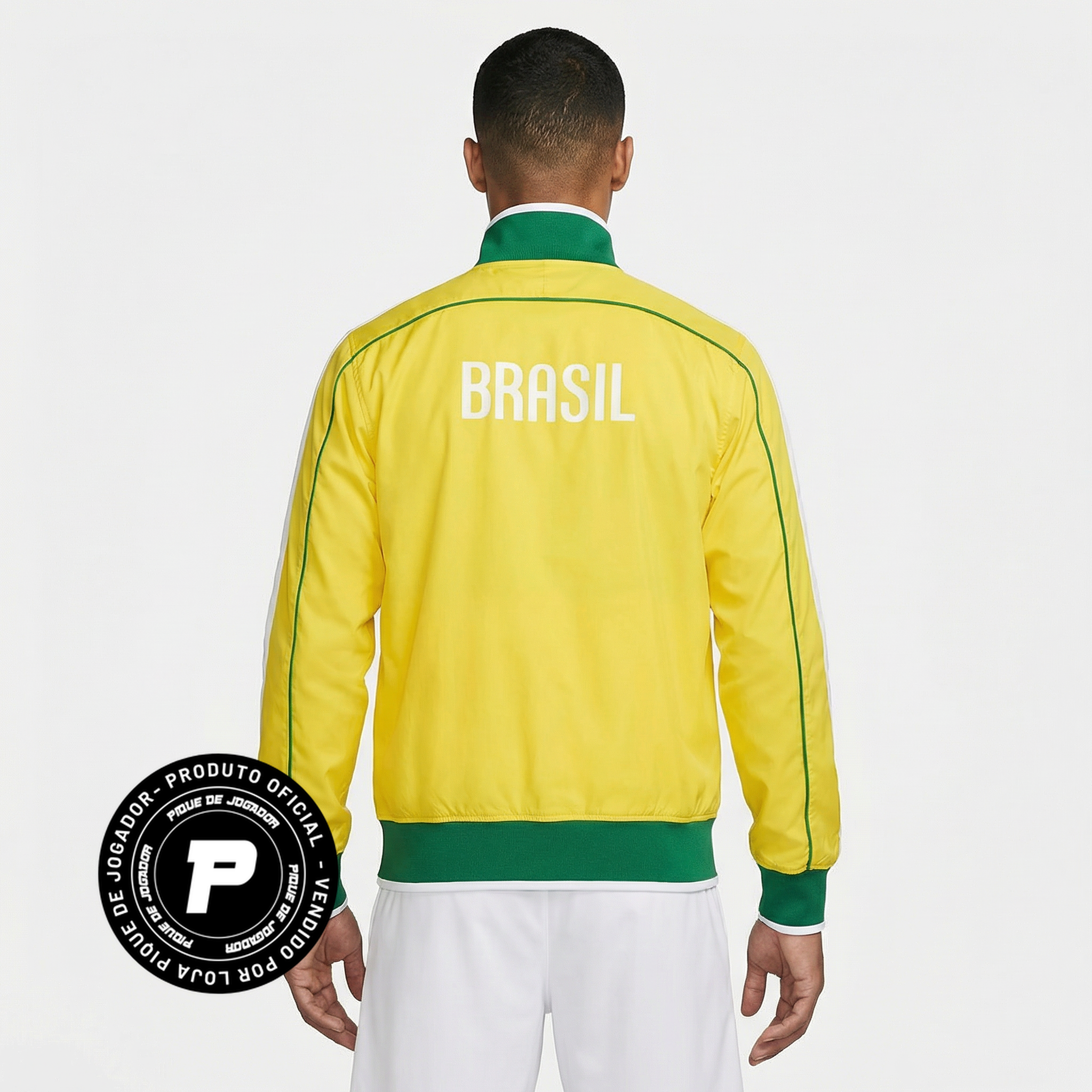 Jaqueta Brasil 2010/11 Retrô Masculina, Kit Infantil Brasil Reserva 26/27 - Copa do Mundo, PIQUE DE JOGADOR, Reviva o estilo esportivo de uma geração marcante do futebol brasileiro com a Jaqueta Brasil 2010/11 Retrô Masculina. Inspirada nas peças utilizadas pela Seleção Brasileira durante o ciclo da Copa do Mundo de 2010, essa jaqueta resgata o visual característico da época, combinando tradição e identidade esportiva. O design retrô apresenta as cores tradicionais da Seleção Brasileira, trazendo um estilo 