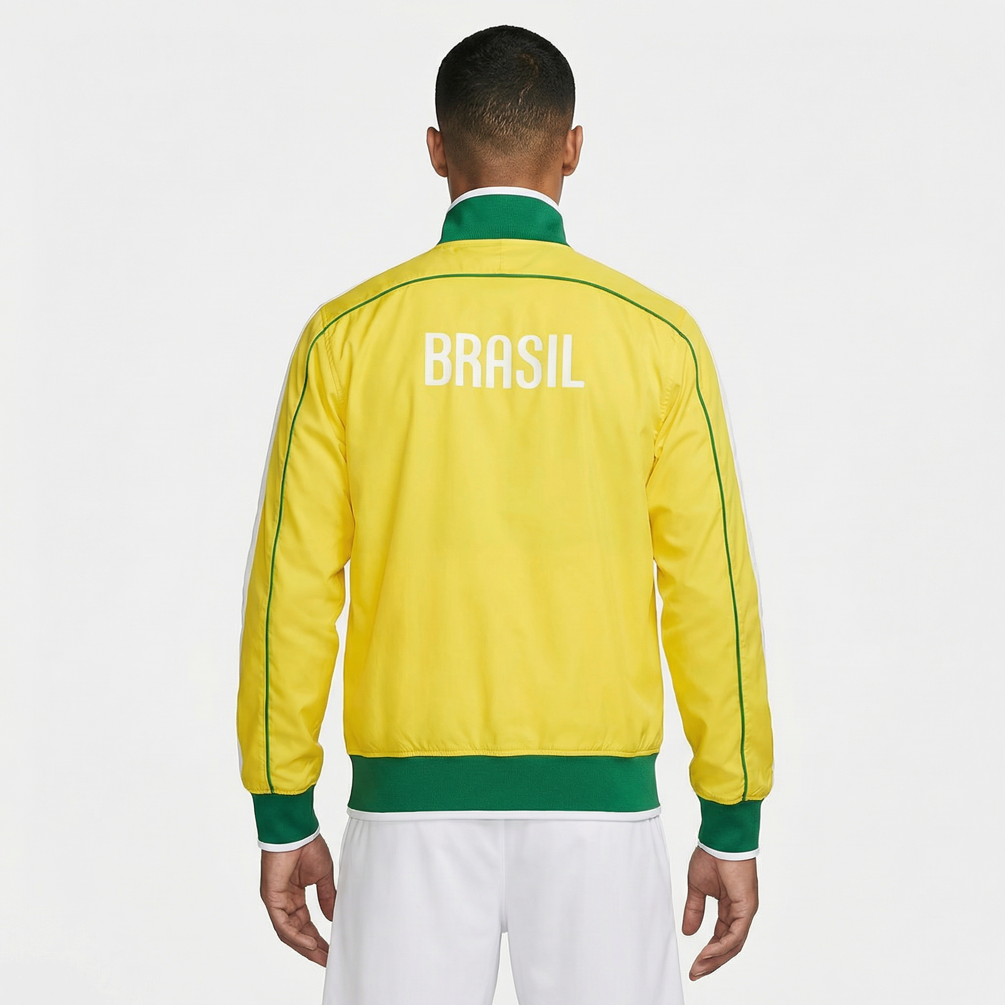 Jaqueta Brasil 2010/11 Retrô Masculina, Kit Infantil Brasil Reserva 26/27 - Copa do Mundo, PIQUE DE JOGADOR, Reviva o estilo esportivo de uma geração marcante do futebol brasileiro com a Jaqueta Brasil 2010/11 Retrô Masculina. Inspirada nas peças utilizadas pela Seleção Brasileira durante o ciclo da Copa do Mundo de 2010, essa jaqueta resgata o visual característico da época, combinando tradição e identidade esportiva. O design retrô apresenta as cores tradicionais da Seleção Brasileira, trazendo um estilo 