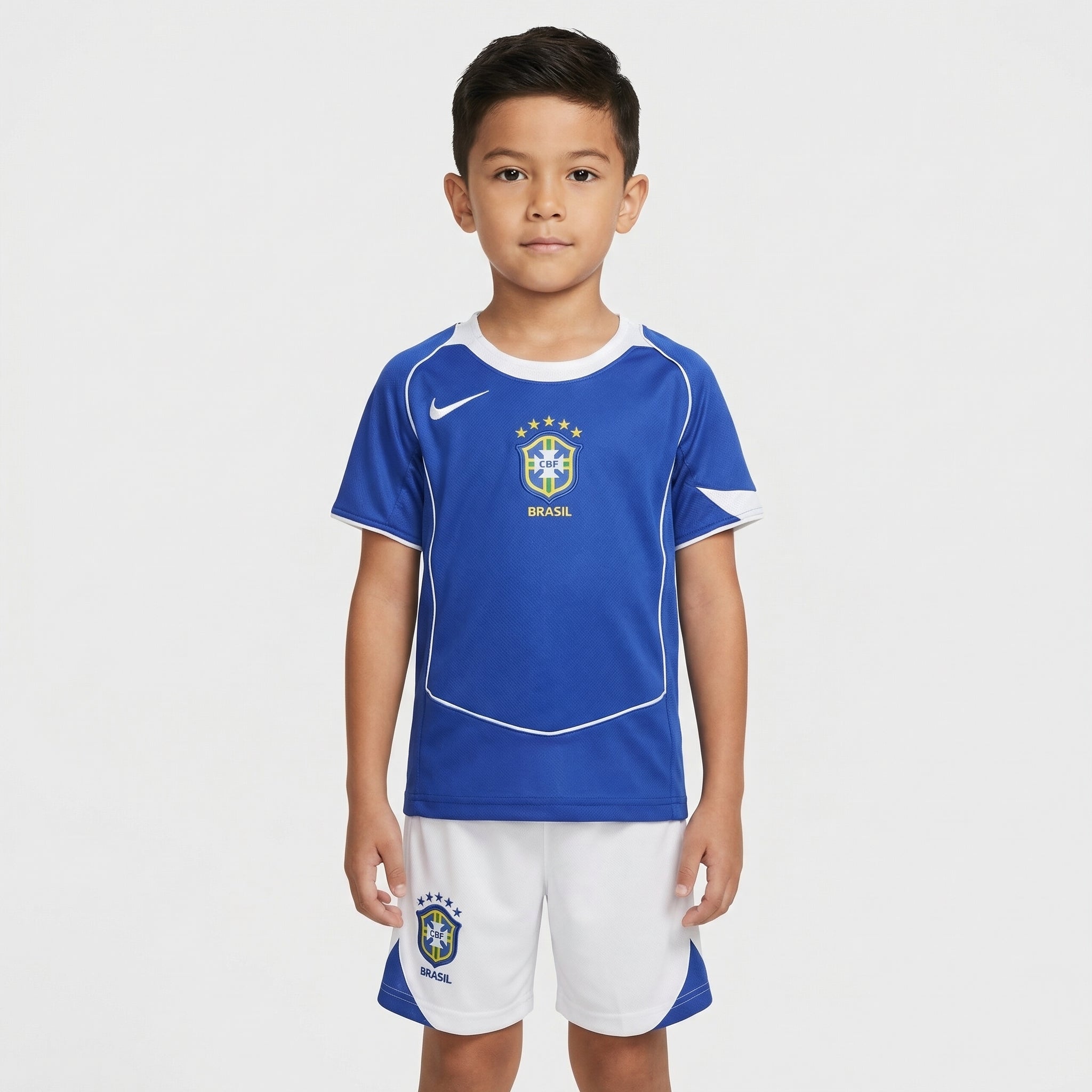 Conjunto Infantil Brasil II 2002, Kit Infantil Brasil Reserva 26/27 - Copa do Mundo, PIQUE DE JOGADOR, O Conjunto Infantil Brasil II 2002 é perfeito para os pequenos torcedores que querem vestir as cores da Seleção Brasileira inspiradas em uma das maiores conquistas da história do futebol. Baseado no uniforme alternativo utilizado pela Seleção na Copa do Mundo de 2002, o conjunto relembra a campanha que levou o Brasil ao histórico pentacampeonato mundial. O kit é composto por camisa e shorts, trazendo o tra