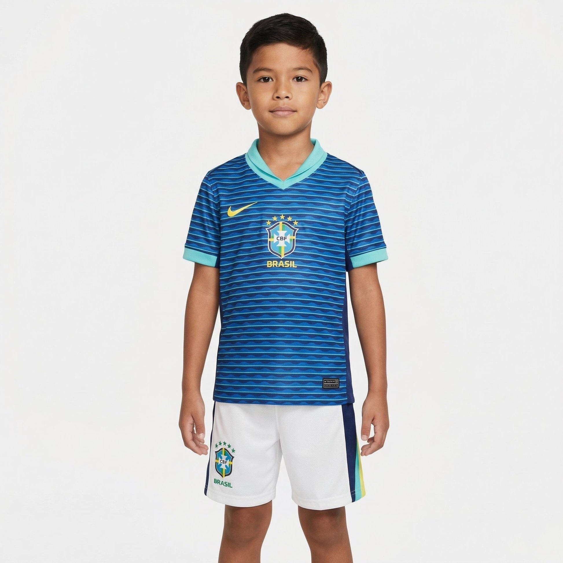 Conjunto Infantil Brasil II 2024/25, Kit Infantil Brasil Reserva 26/27 - Copa do Mundo, PIQUE DE JOGADOR, O Conjunto Infantil Brasil II 2024/25 é ideal para os pequenos torcedores que querem vestir as cores da Seleção Brasileira com orgulho e estilo. Inspirado no uniforme alternativo utilizado pela equipe na temporada 2024/25, o conjunto permite que as crianças entrem no clima das grandes competições representando o Brasil. O kit é composto por camisa e shorts, trazendo o visual característico do segundo un