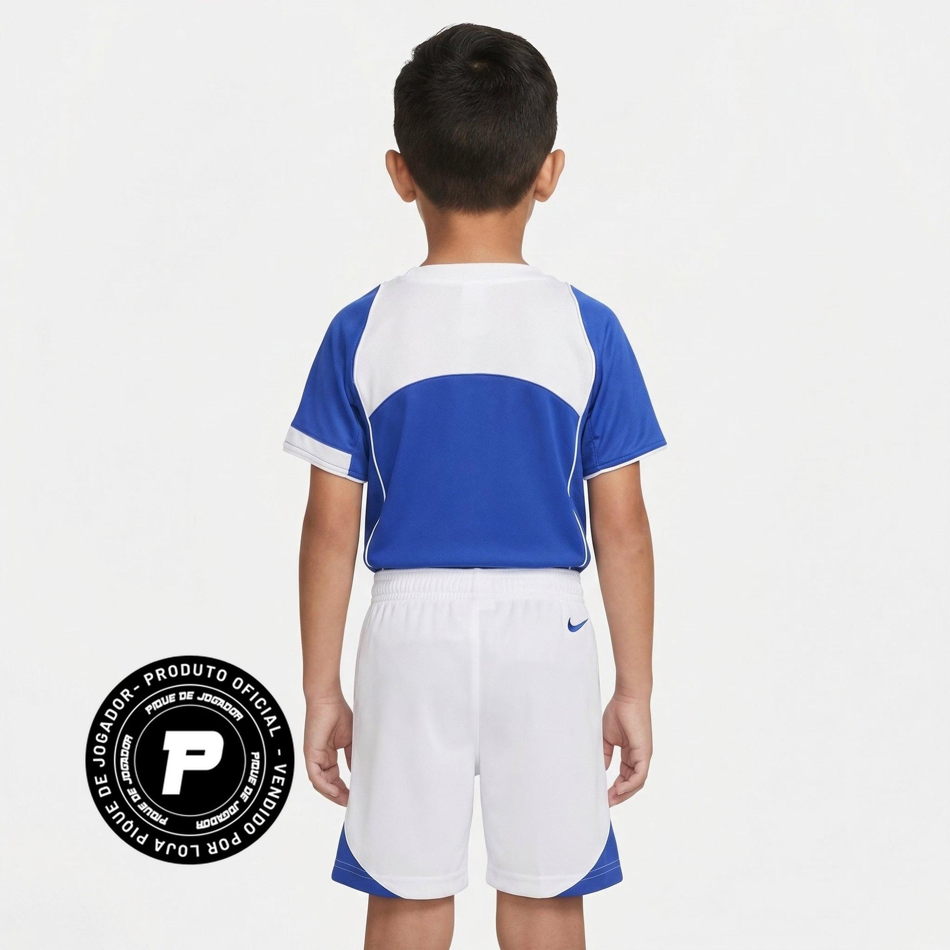 Conjunto Infantil Brasil II 2004, Kit Infantil Brasil Reserva 26/27 - Copa do Mundo, PIQUE DE JOGADOR, O Conjunto Infantil Brasil II 2004 é perfeito para os pequenos torcedores que querem vestir as cores da Seleção Brasileira inspiradas em um dos uniformes mais marcantes dos anos 2000. Baseado no segundo uniforme utilizado pela equipe naquele período, o conjunto resgata o estilo clássico que marcou uma geração do futebol brasileiro. O kit é composto por camisa e shorts, trazendo o tradicional visual azul qu