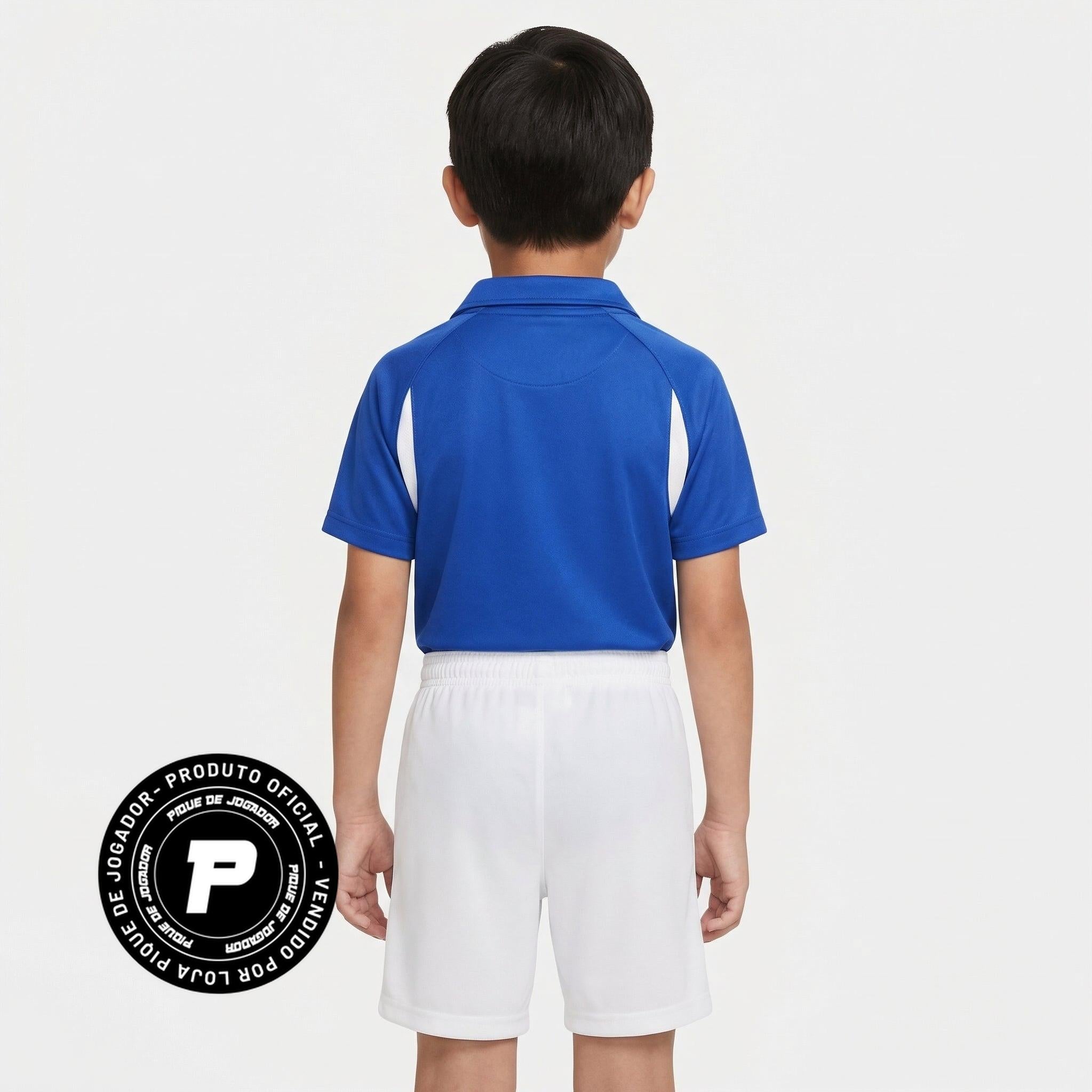 Conjunto Infantil Brasil II 2002, Kit Infantil Brasil Reserva 26/27 - Copa do Mundo, PIQUE DE JOGADOR, O Conjunto Infantil Brasil II 2002 é perfeito para os pequenos torcedores que querem vestir as cores da Seleção Brasileira inspiradas em uma das maiores conquistas da história do futebol. Baseado no uniforme alternativo utilizado pela Seleção na Copa do Mundo de 2002, o conjunto relembra a campanha que levou o Brasil ao histórico pentacampeonato mundial. O kit é composto por camisa e shorts, trazendo o tra