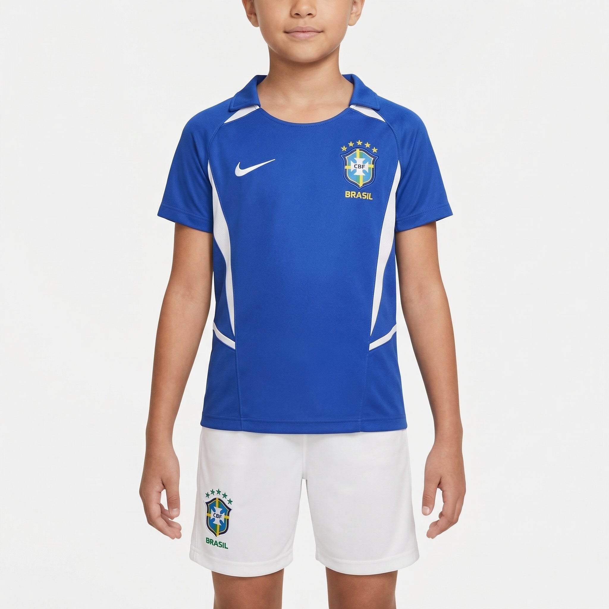 Conjunto Infantil Brasil Feminina II 2002/2003, Kit Infantil Brasil Reserva 26/27 - Copa do Mundo, PIQUE DE JOGADOR, O Conjunto Infantil Brasil Feminina II 2002/2003 é perfeito para as pequenas torcedoras que querem vestir as cores da Seleção Brasileira inspiradas em um dos períodos mais marcantes da história do futebol. Baseado no uniforme alternativo utilizado pela Seleção no início dos anos 2000, o conjunto relembra a geração que marcou época no cenário mundial. O kit é composto por camisa e shorts, traz