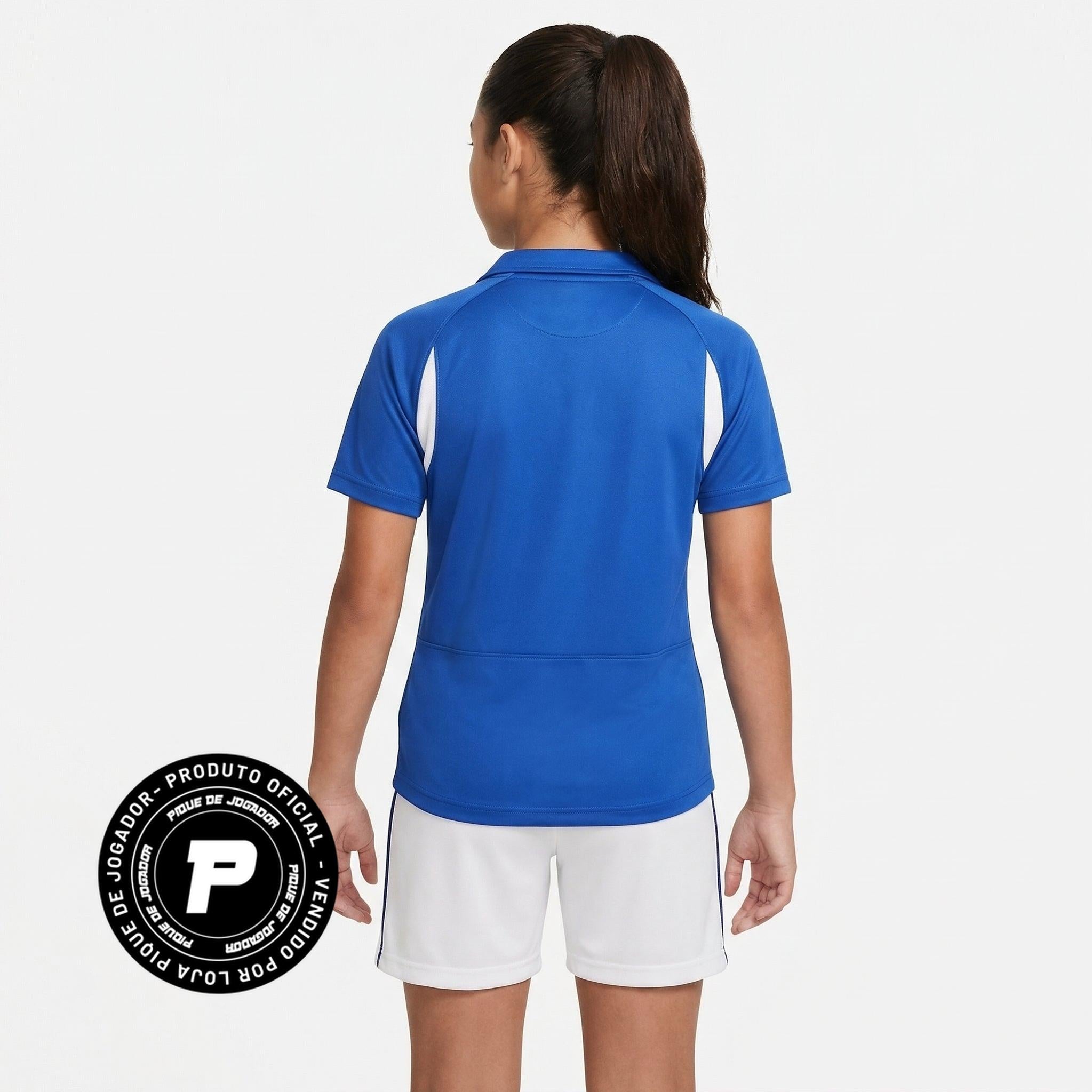 Conjunto Infantil Brasil Feminina II 2002/2003, Kit Infantil Brasil Reserva 26/27 - Copa do Mundo, PIQUE DE JOGADOR, O Conjunto Infantil Brasil Feminina II 2002/2003 é perfeito para as pequenas torcedoras que querem vestir as cores da Seleção Brasileira inspiradas em um dos períodos mais marcantes da história do futebol. Baseado no uniforme alternativo utilizado pela Seleção no início dos anos 2000, o conjunto relembra a geração que marcou época no cenário mundial. O kit é composto por camisa e shorts, traz