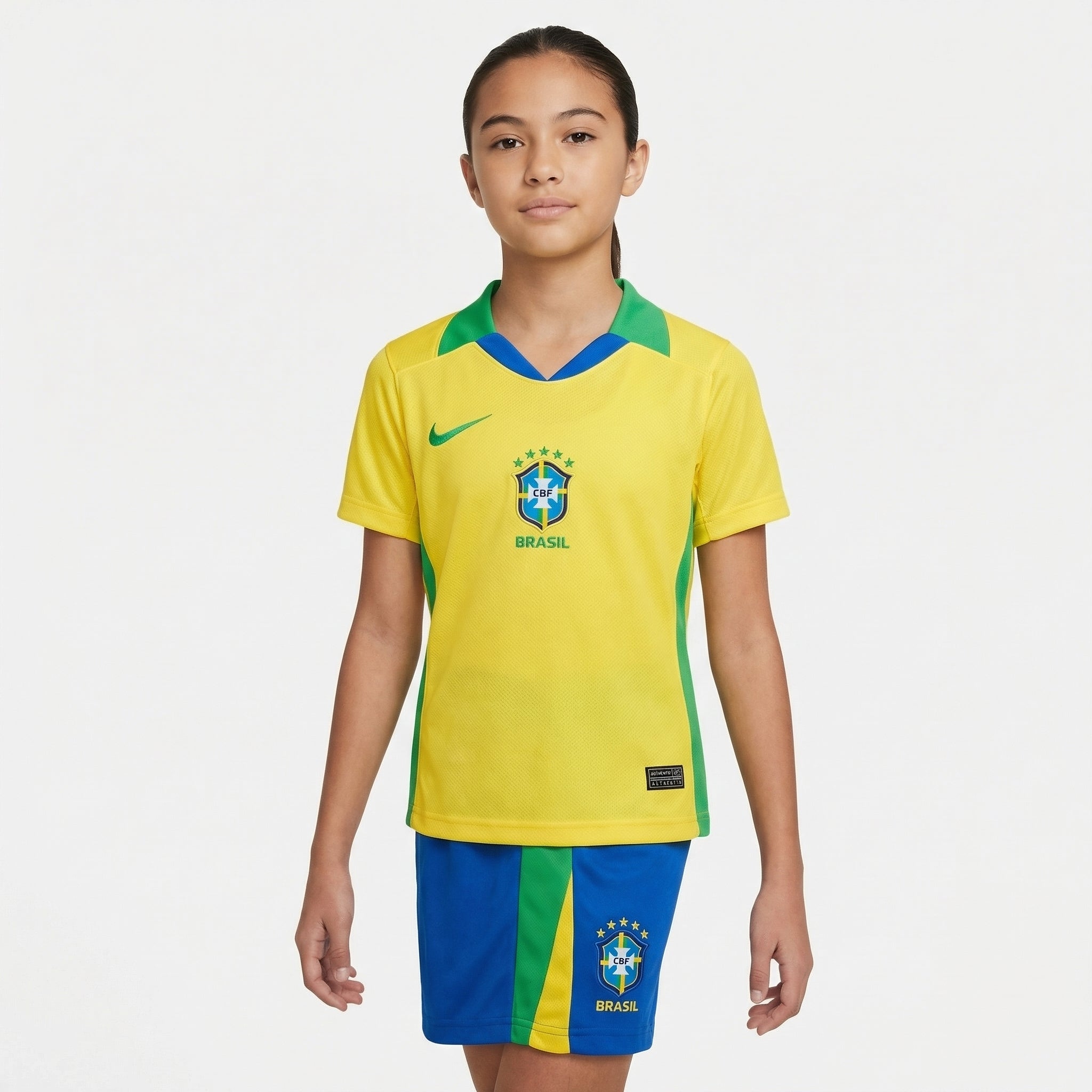 Conjunto Infantil Brasil Feminina 2023/2024, Kit Infantil Brasil Reserva 26/27 - Copa do Mundo, PIQUE DE JOGADOR, O Conjunto Infantil Brasil Feminina 2023/2024 foi desenvolvido para as pequenas torcedoras que querem vestir as cores da Seleção Brasileira com orgulho e estilo. Inspirado nos uniformes utilizados pela equipe na temporada 2023/2024, o conjunto combina tradição, conforto e identidade esportiva. O kit é composto por camisa e shorts, trazendo o visual clássico que representa a história do futebol b