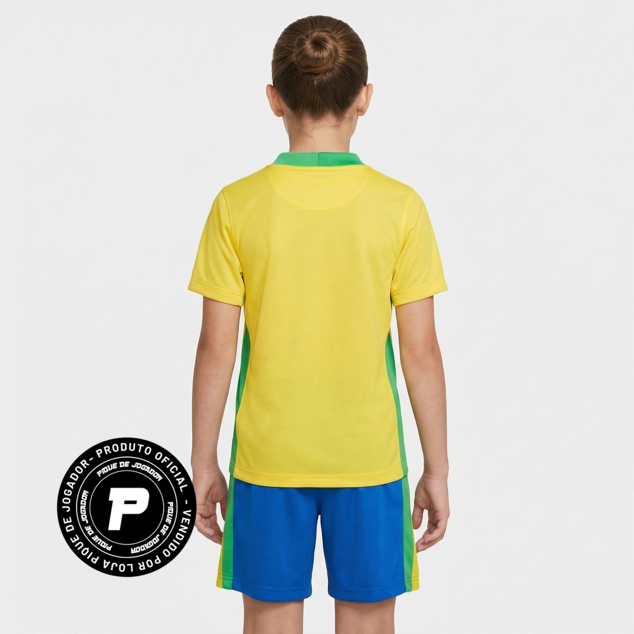Conjunto Infantil Brasil Feminina 2023/2024, Kit Infantil Brasil Reserva 26/27 - Copa do Mundo, PIQUE DE JOGADOR, O Conjunto Infantil Brasil Feminina 2023/2024 foi desenvolvido para as pequenas torcedoras que querem vestir as cores da Seleção Brasileira com orgulho e estilo. Inspirado nos uniformes utilizados pela equipe na temporada 2023/2024, o conjunto combina tradição, conforto e identidade esportiva. O kit é composto por camisa e shorts, trazendo o visual clássico que representa a história do futebol b