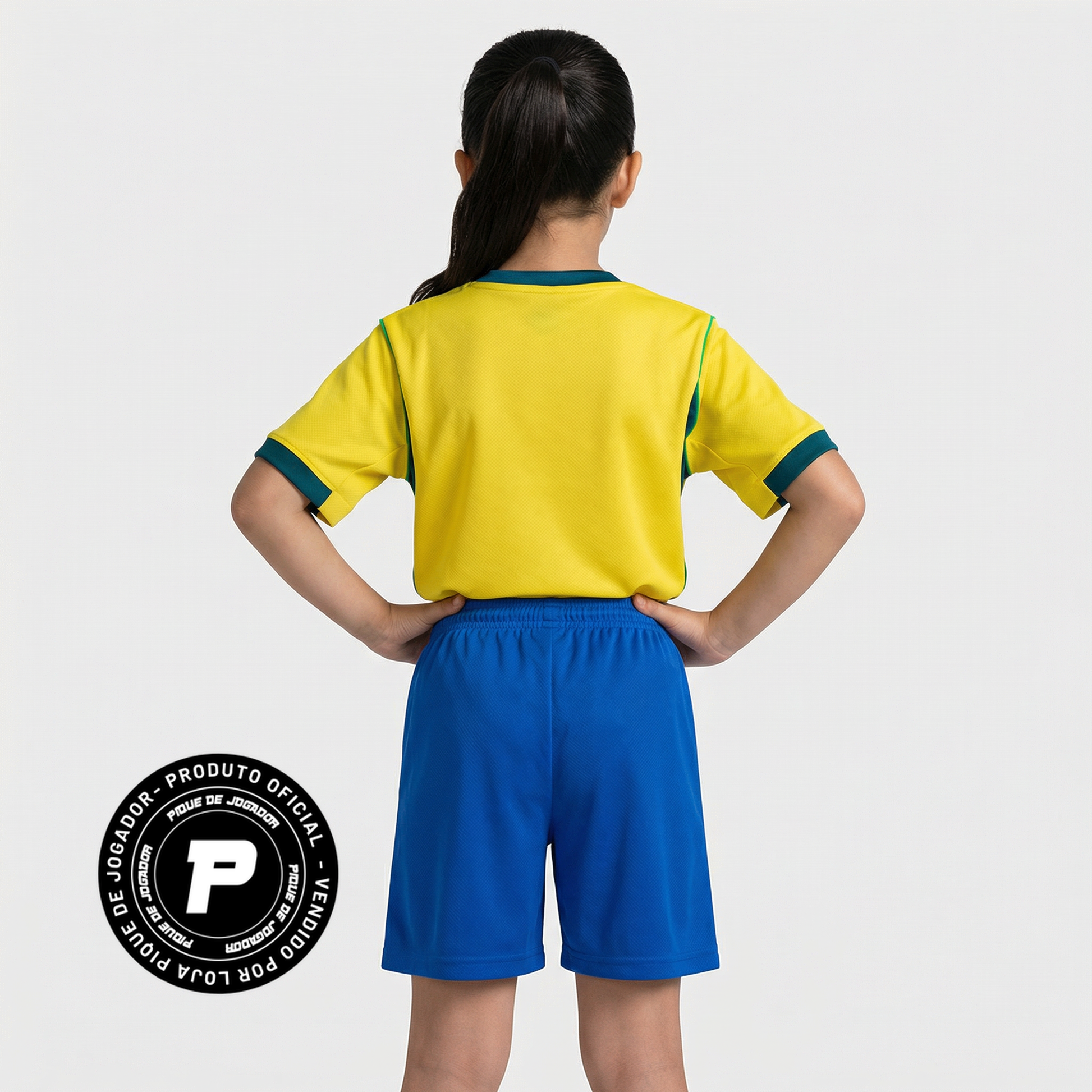 Conjunto Infantil Brasil Feminina 2026, Kit Infantil Brasil Reserva 26/27 - Copa do Mundo, PIQUE DE JOGADOR, O Conjunto Infantil Brasil Feminina 2026 foi desenvolvido para as pequenas torcedoras que querem vestir as cores da Seleção Brasileira com orgulho e estilo. Inspirado no uniforme utilizado pela equipe nas competições internacionais de 2026, o conjunto combina tradição, conforto e identidade esportiva. O kit é composto por camisa e shorts, trazendo o clássico visual que representa a história do futebo