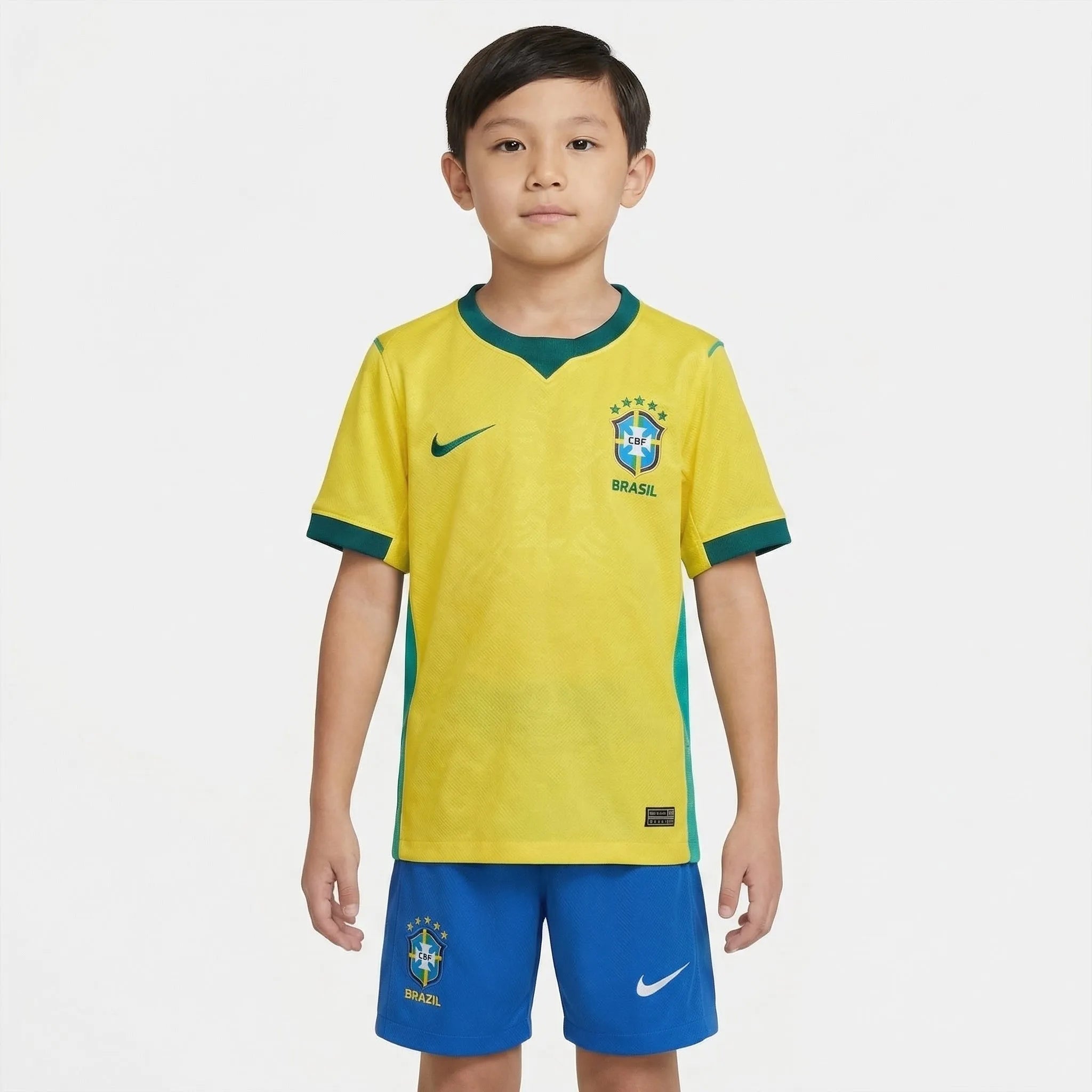 Conjunto Infantil Nike Brasil 2026 Copa do Mundo, , PIQUE DE JOGADOR, O Conjunto Infantil Nike Brasil 2026 Copa do Mundo é perfeito para os pequenos torcedores que querem vestir as cores da Seleção Brasileira e entrar no clima do maior torneio de futebol do mundo. Inspirado no uniforme utilizado pela equipe na Copa do Mundo de 2026, o conjunto representa a tradição e o orgulho de torcer pelo Brasil. O kit é composto por camisa e shorts, trazendo o clássico visual amarelo com detalhes em verde que marcou ger