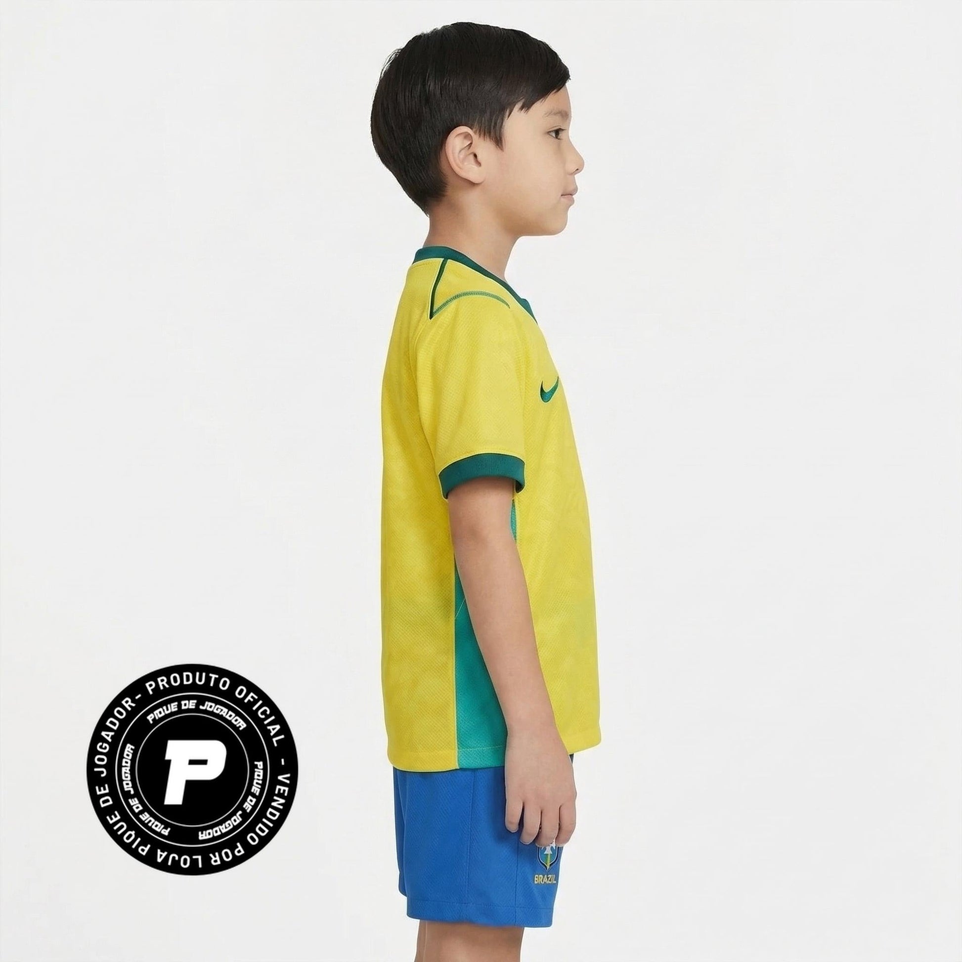 Conjunto Infantil Nike Brasil 2026 Copa do Mundo, , PIQUE DE JOGADOR, O Conjunto Infantil Nike Brasil 2026 Copa do Mundo é perfeito para os pequenos torcedores que querem vestir as cores da Seleção Brasileira e entrar no clima do maior torneio de futebol do mundo. Inspirado no uniforme utilizado pela equipe na Copa do Mundo de 2026, o conjunto representa a tradição e o orgulho de torcer pelo Brasil. O kit é composto por camisa e shorts, trazendo o clássico visual amarelo com detalhes em verde que marcou ger